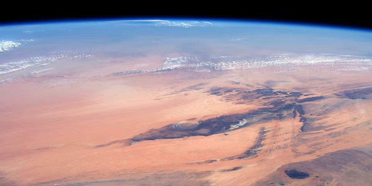 La estructura fue descartada como cráter de meteorito tras estudios de la NASA, confirmándose su origen en el levantamiento y erosión de un domo geológico (Wikipedia)