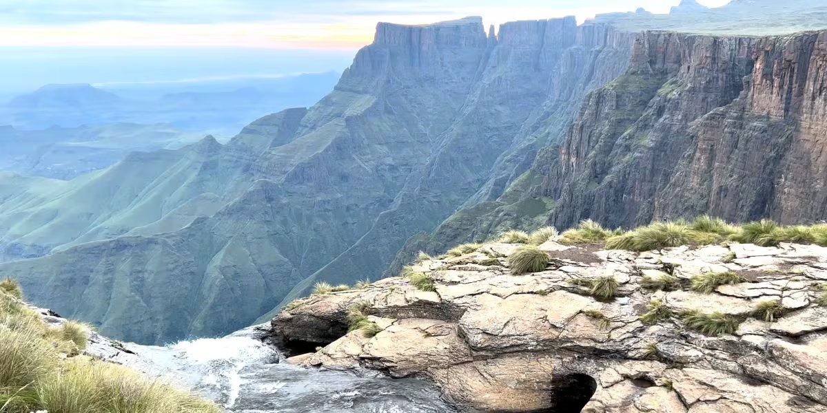 El Parque Nacional Royal Natal atrae a miles de turistas cada año, con un crecimiento del 12% en visitantes internacionales en la última década (Captura/YouTube)