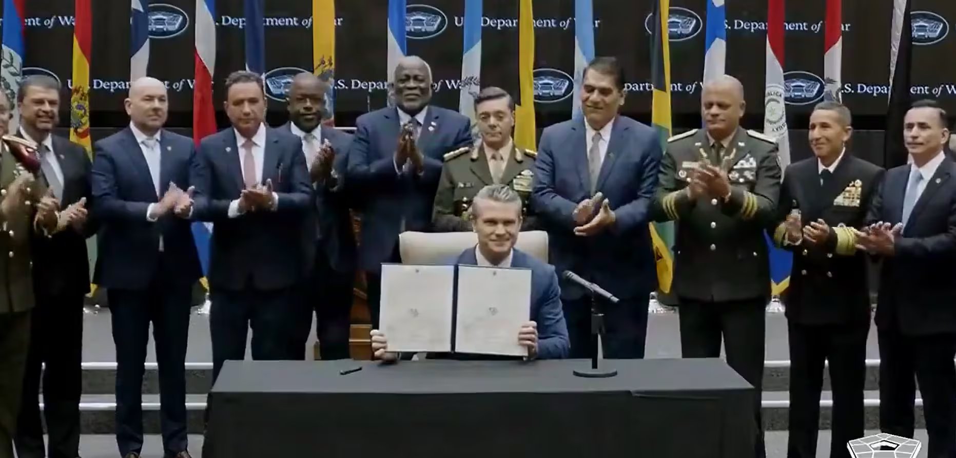 Pete Hegseth, secretario de Guerra de EE.UU. firma la Declaración Conjunta de Seguridad de la Conferencia Anticartel de las Américas. A la derecha el ministro de Defensa, Francis Merino Monroy. Foto cortesía. 