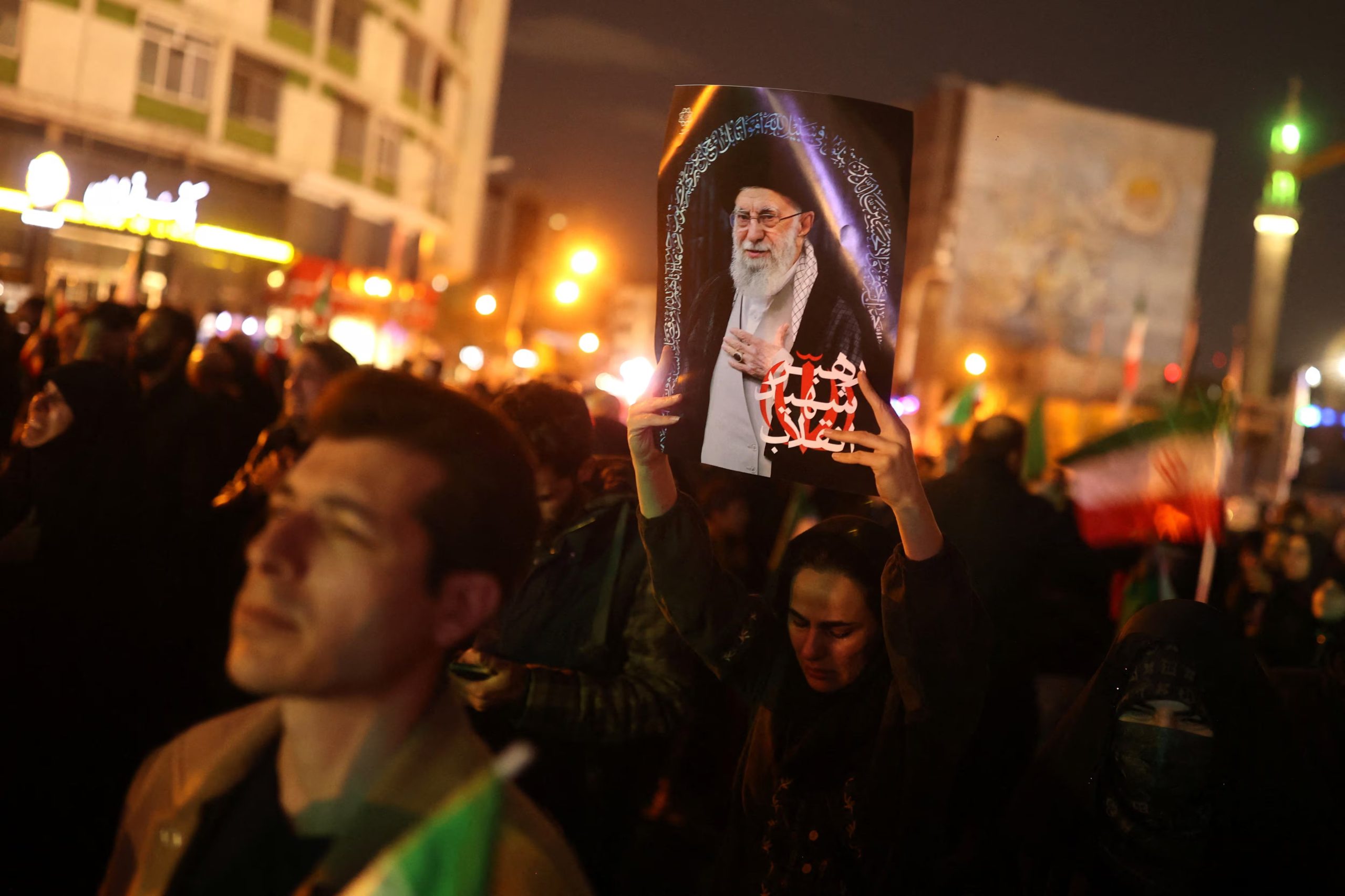 Una mujer sostiene una foto del líder supremo de Irán, el ayatolá Ali Khamenei, en la plaza Vali-Asr, después de que muriera en ataques israelíes y estadounidenses el sábado, en Teherán, Irán, el 1 de marzo de 2026
Majid Asgaripour/WANA (West Asia News Agency) vía REUTERS