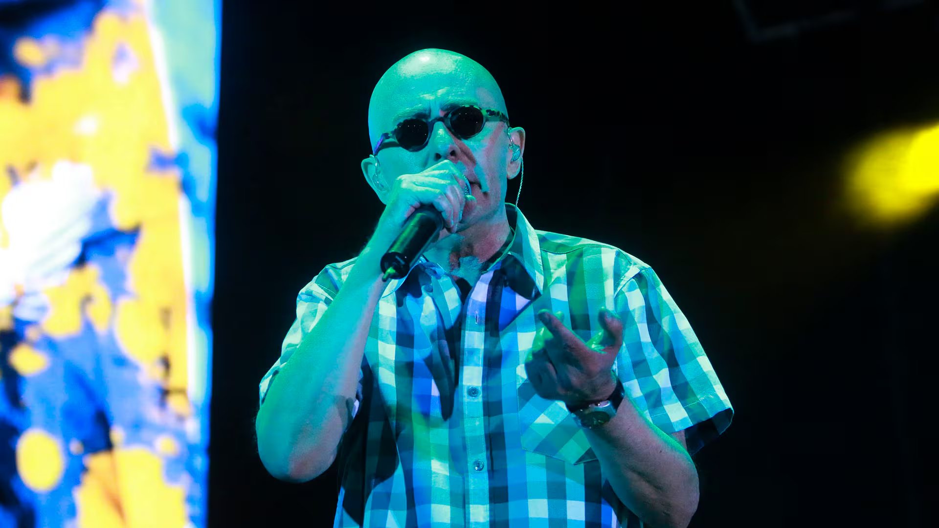 Durante el recital de Tandil, el Indio Solari reveló públicamente que padecía Parkinson, un momento emotivo para sus fanáticos (NA)