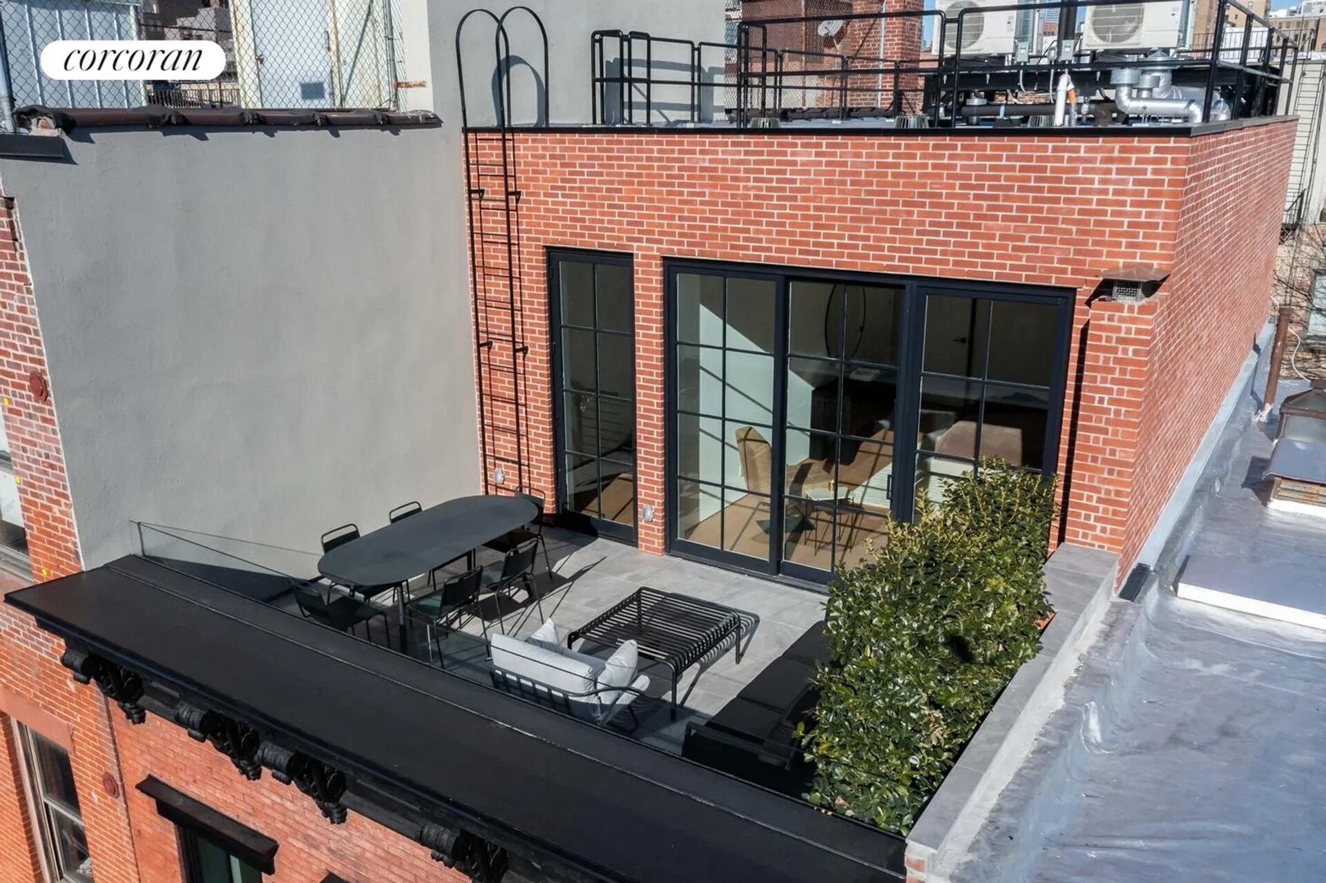 El ático tríplex dispone de tres dormitorios, tres baños completos, cocina de alta gama y terraza privada con vistas panorámicas de Nueva York y la Torre de la Libertad - (Corcoran)