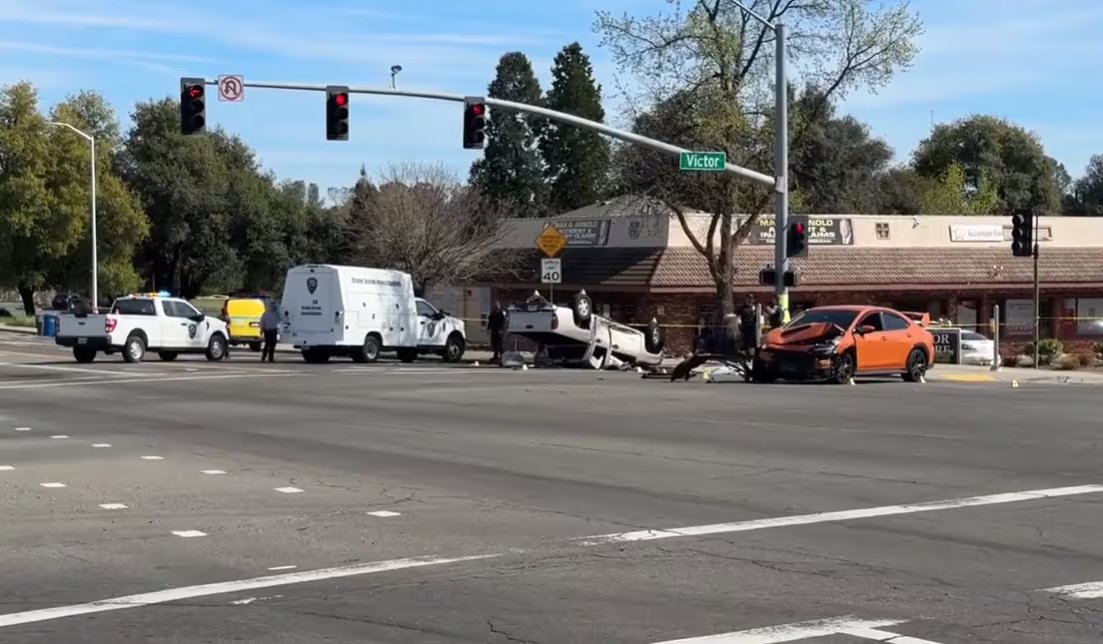 Una conductora falleció tras atravesar un semáforo en rojo mientras realizaba una videollamada, dejando a dos menores heridos (@KRCR News Channel 7)