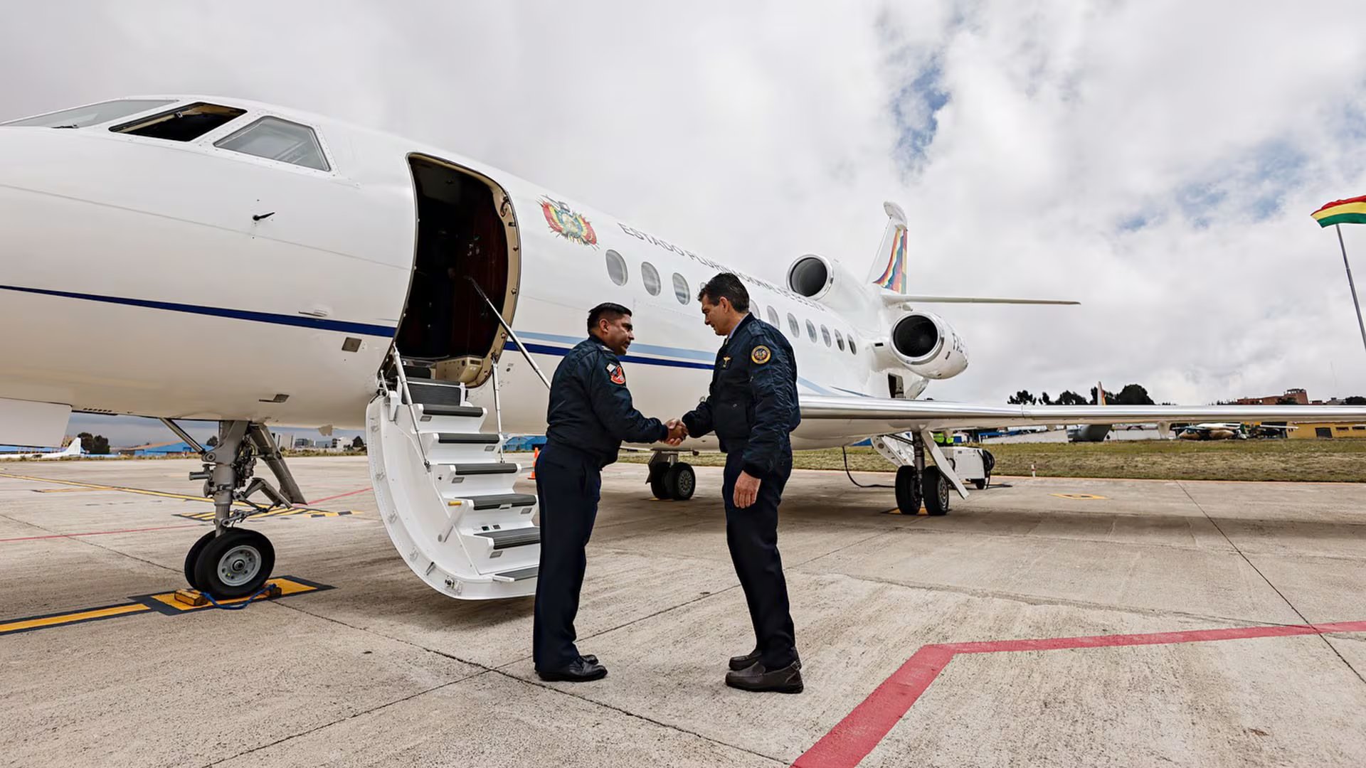 Rodrigo Paz frente al avión presidencial FAB001 
Imagen de archivo (Patricio Crooker/Rodrigo Paz)