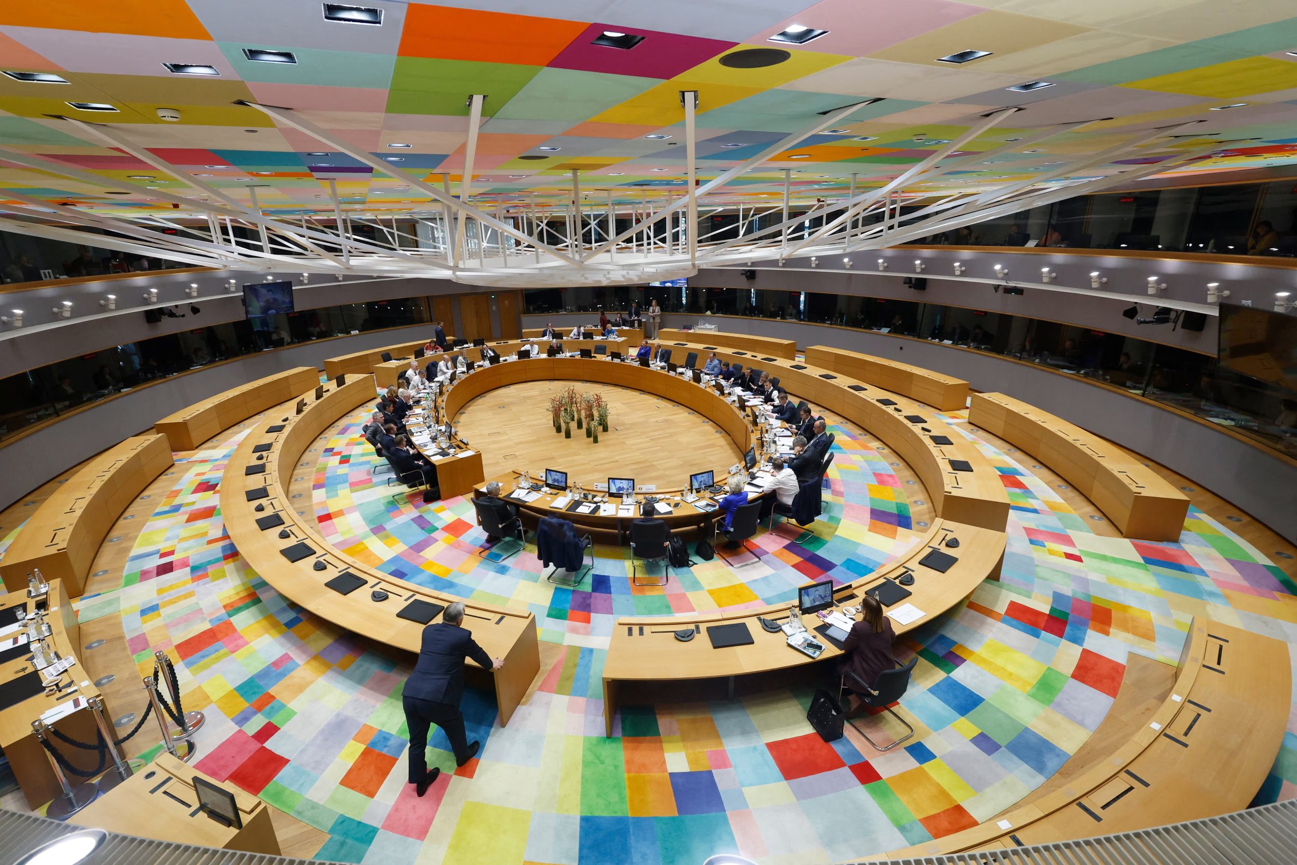 El primer ministro húngaro, Viktor Orbán, observa desde fuera de la mesa principal mientras el presidente ucraniano, Volodímir Zelenski, se dirige a los líderes de la UE por videoconferencia durante una mesa redonda en la cumbre de la UE en Bruselas, Bélgica, el 19 de marzo de 2026
Geert Vanden Wijngaert/Pool vía REUTERS