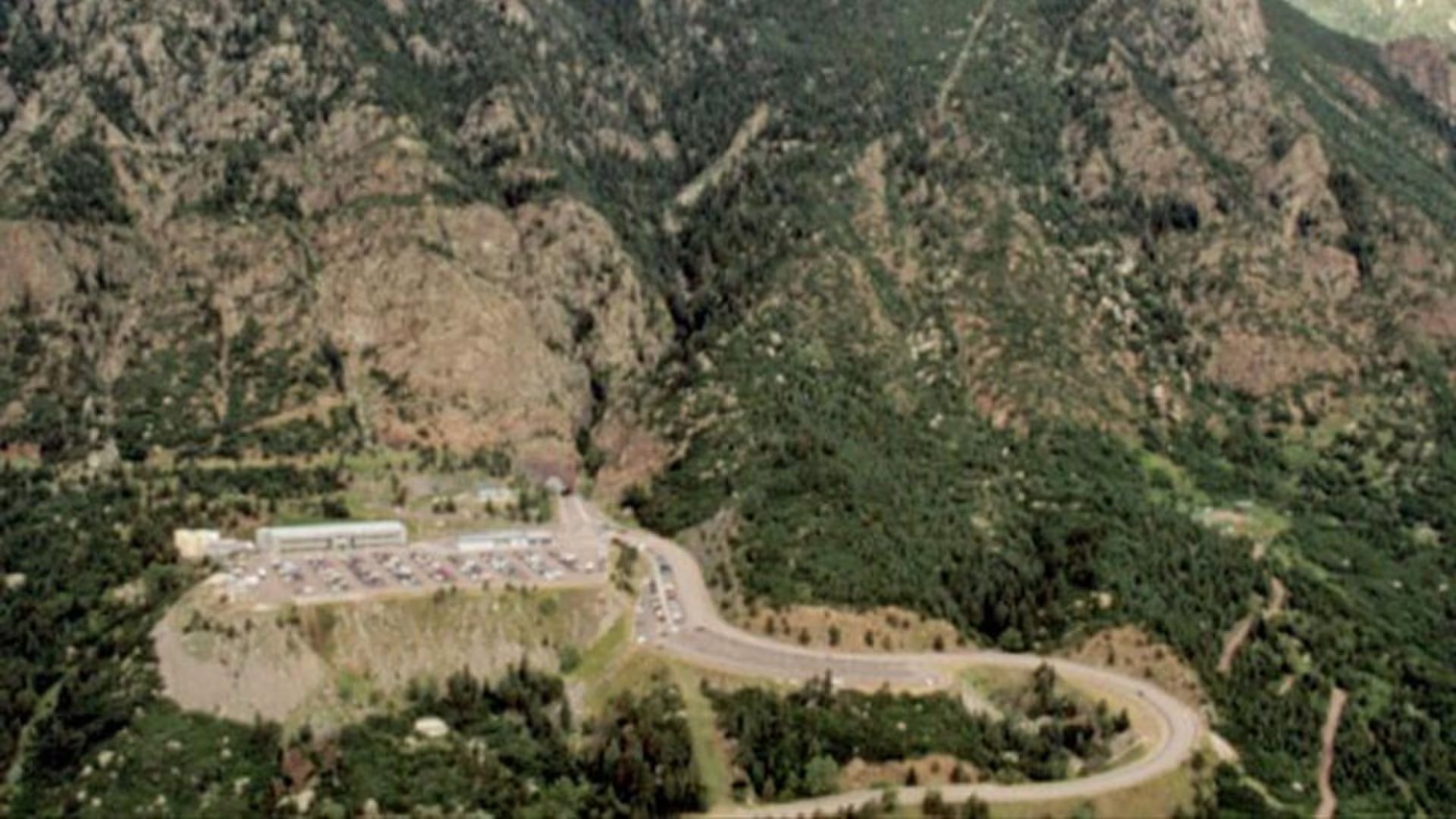 Parking y carretera del Cheyenne Mountain Complex. (Wikipedia)