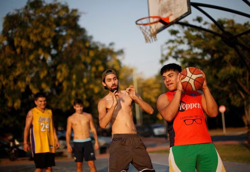 En países de ingresos bajos y medios, mujeres y adolescentes suelen tener menos acceso a espacios recreativos climatizados/Archivo REUTERS/Agustin Marcarian