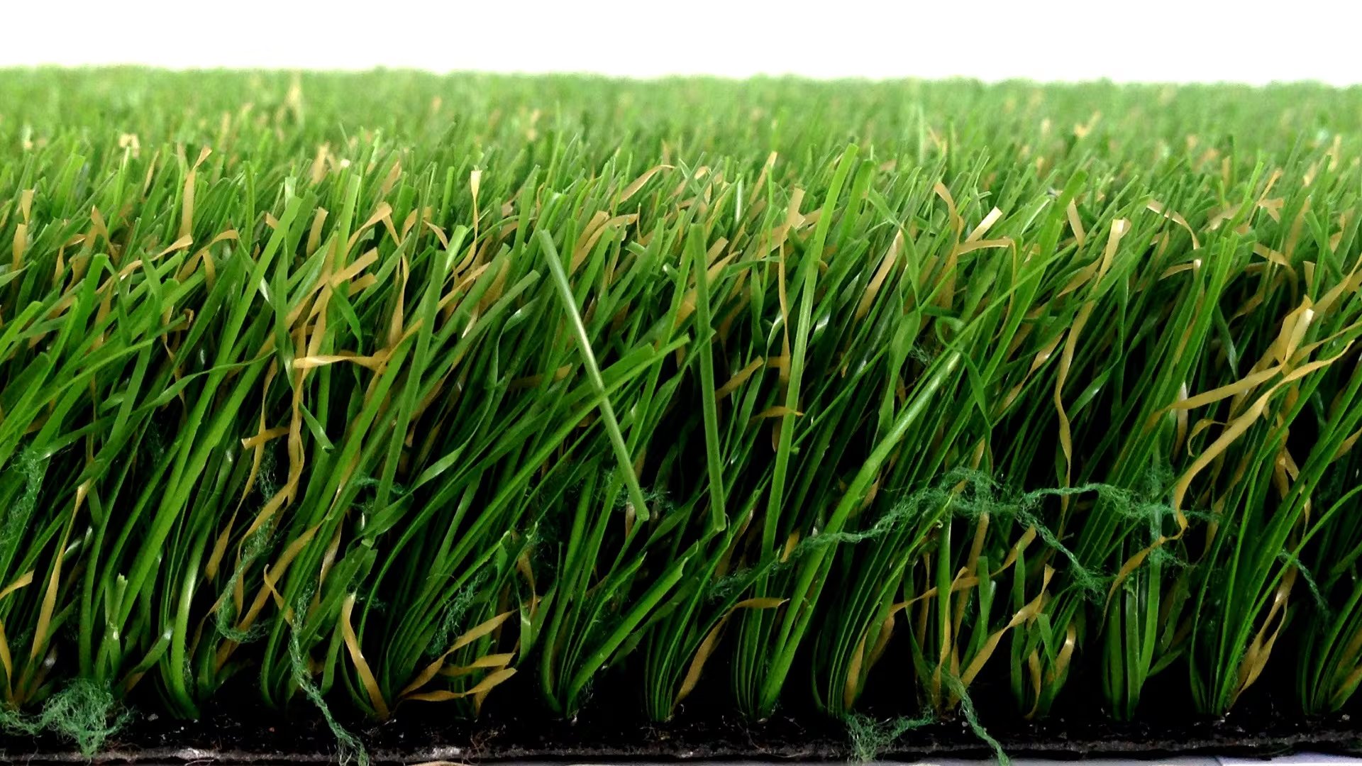 El relleno de césped artificial, hecho de neumáticos reciclados, puede contener hasta 125 toneladas de material por campo, incrementando los riesgos de contaminación (ALLGrass Solutions)