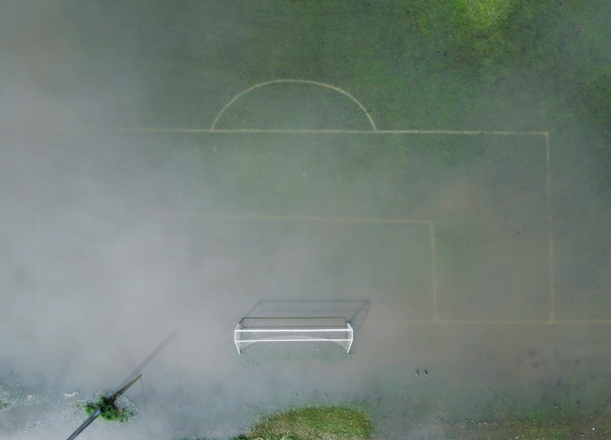 Alternativas al caucho, como el corcho, presentan menor impacto ambiental, pero su implementación en campos de fútbol es limitada por costos y cuestiones técnicas (REUTERS/Rogan Ward)