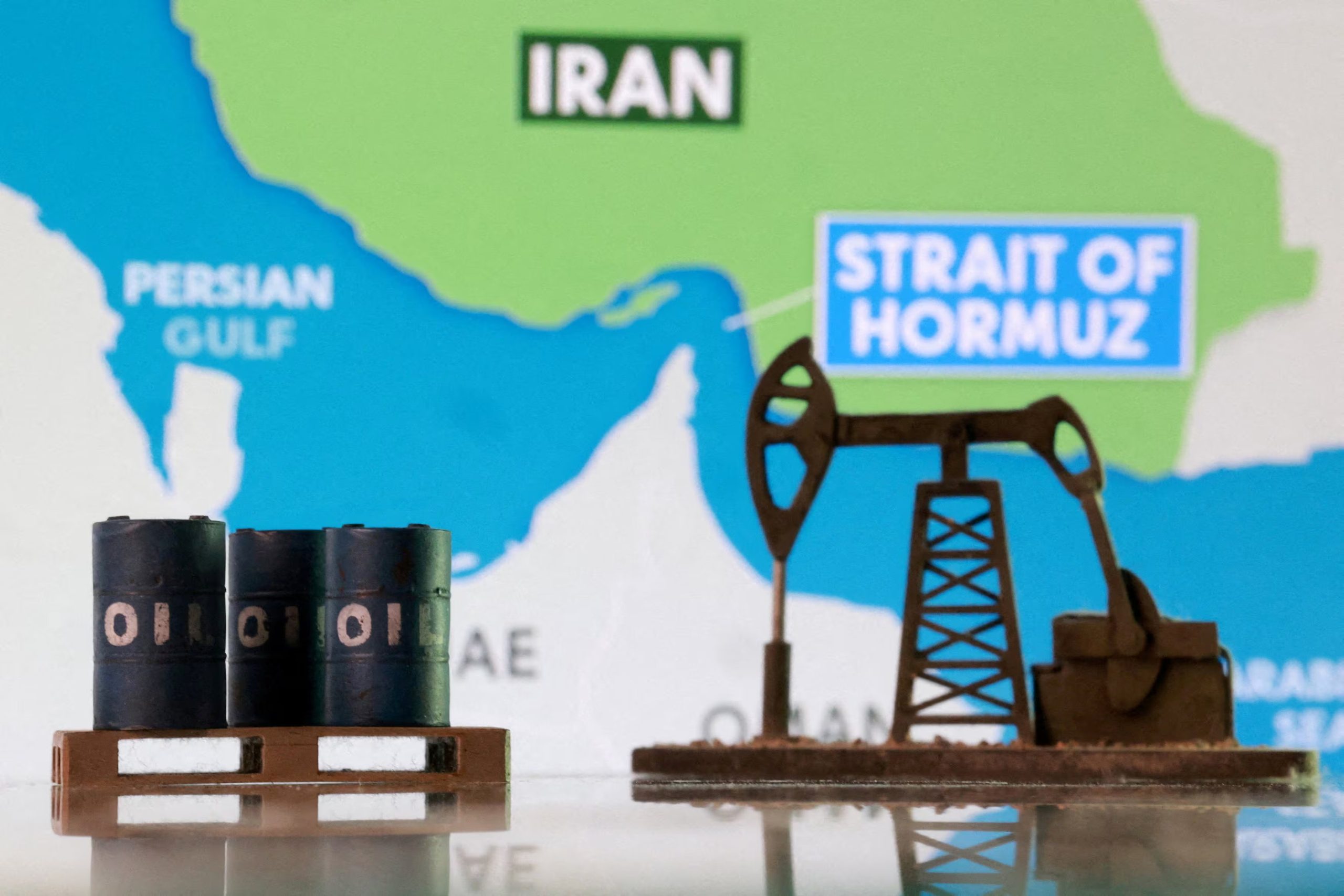 FOTO DE ARCHIVO: Barriles de petróleo impresos en 3D, un gato de bomba de petróleo y un mapa que muestra el estrecho de Ormuz e Irán aparecen en esta ilustración tomada el 2 de marzo de 2026. REUTERS/Dado Ruvic/Illustration/File Photo