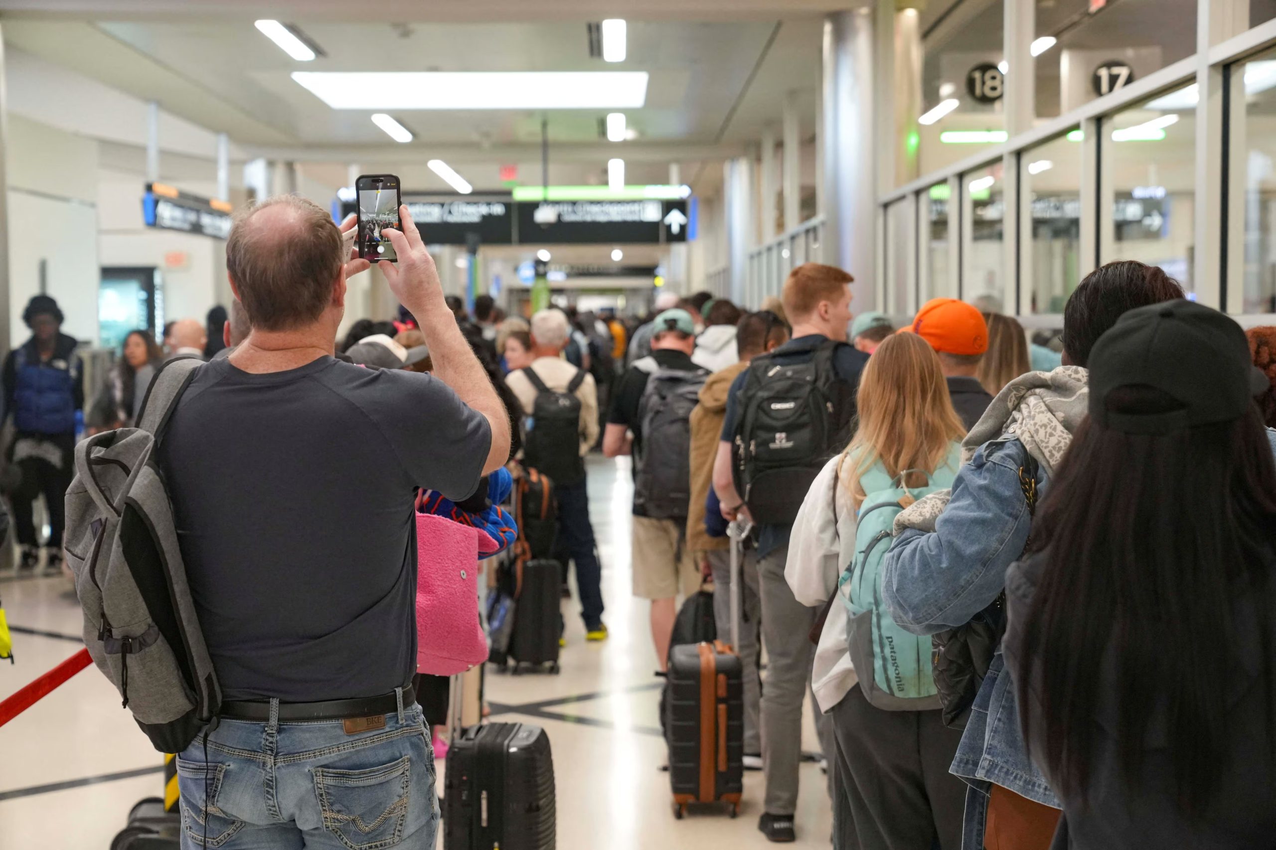 La falta de acuerdo en el Congreso impidió pagar salarios atrasados a los empleados de la TSA y agravó la crisis en los aeropuertos (REUTERS/Megan Varner)