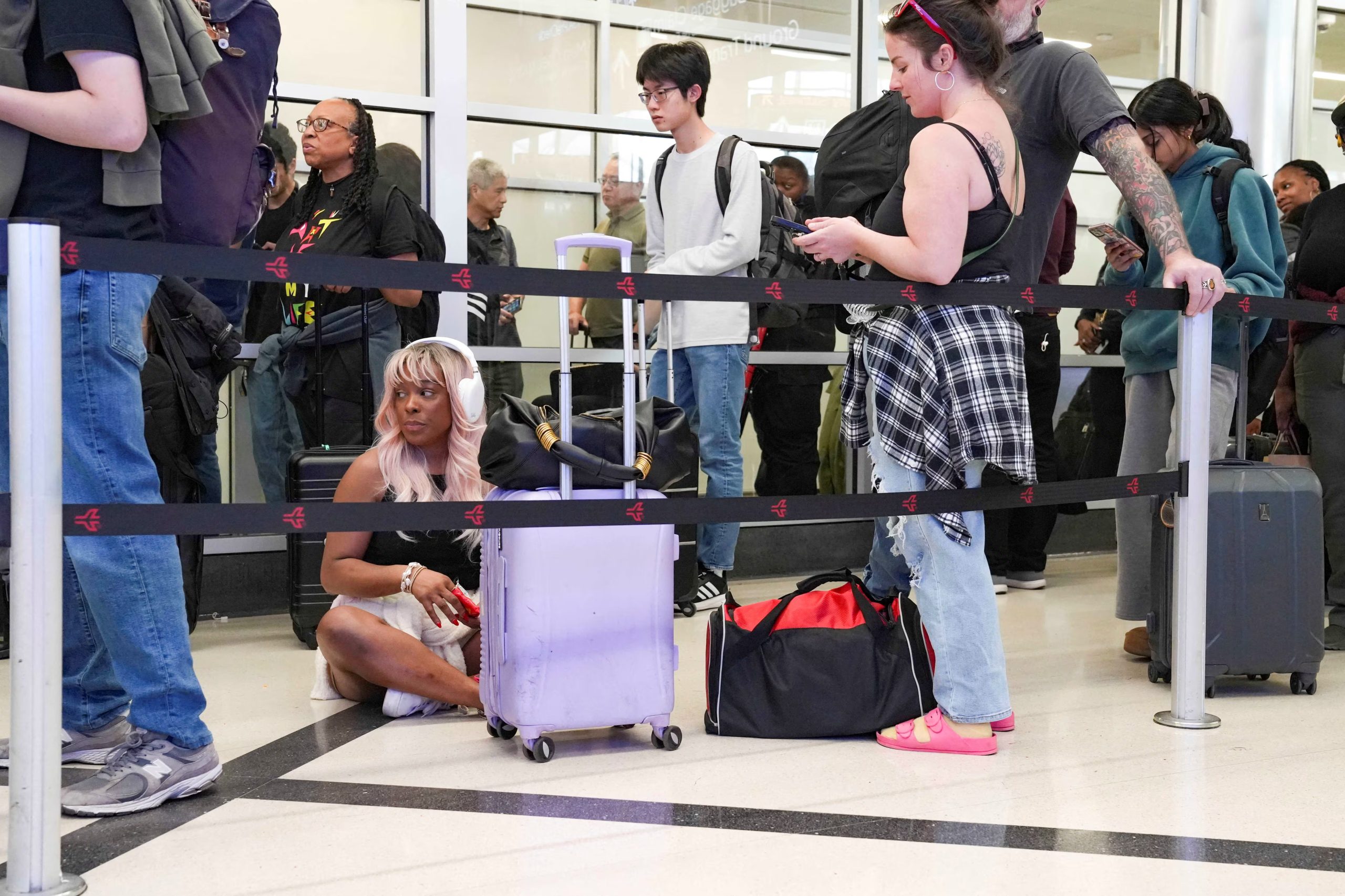 La crisis por la escasez de personal de la TSA disparó las demoras y las largas filas en los principales aeropuertos de Estados Unidos (REUTERS/Megan Varner)