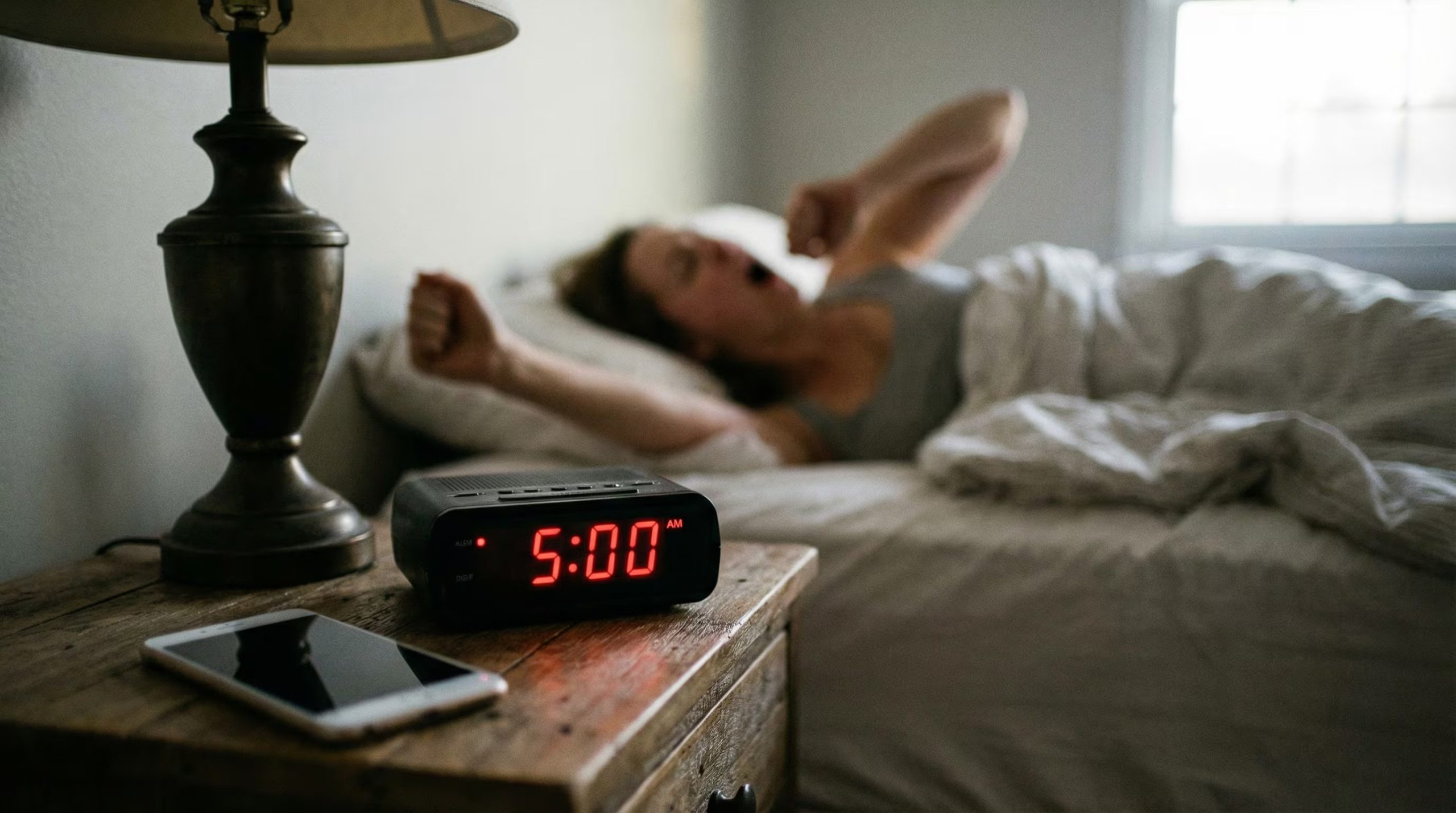 La cultura del rendimiento promueve la idea de que despertarse antes del amanecer significa mayor disciplina y control de la vida (Imagen Ilustrativa Infobae)