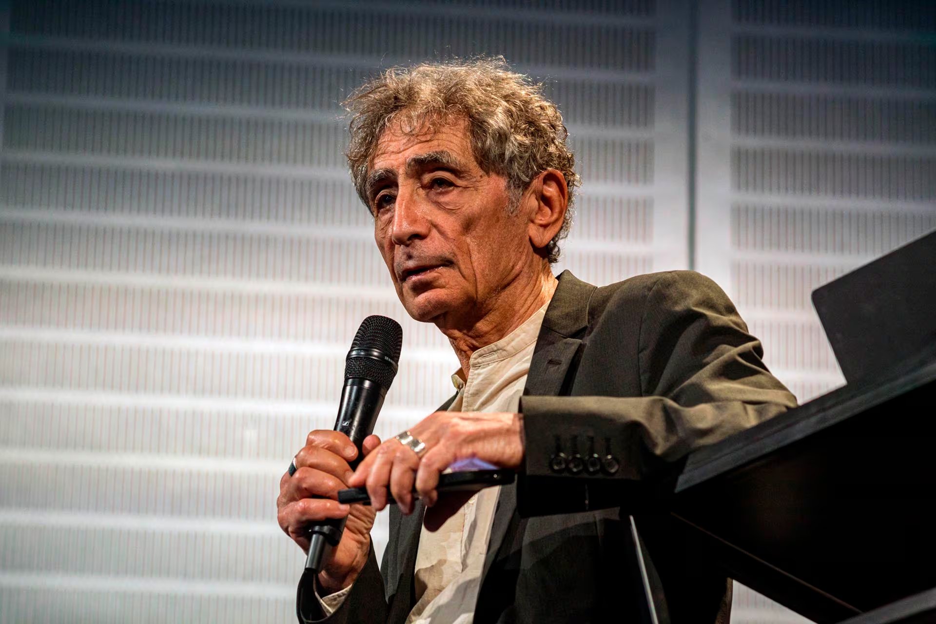 Las investigaciones de Gabor Maté vinculan emociones reprimidas y estrés crónico con un mayor riesgo de enfermedades autoinmunes como la artritis y la fibromialgia (Grosby)
