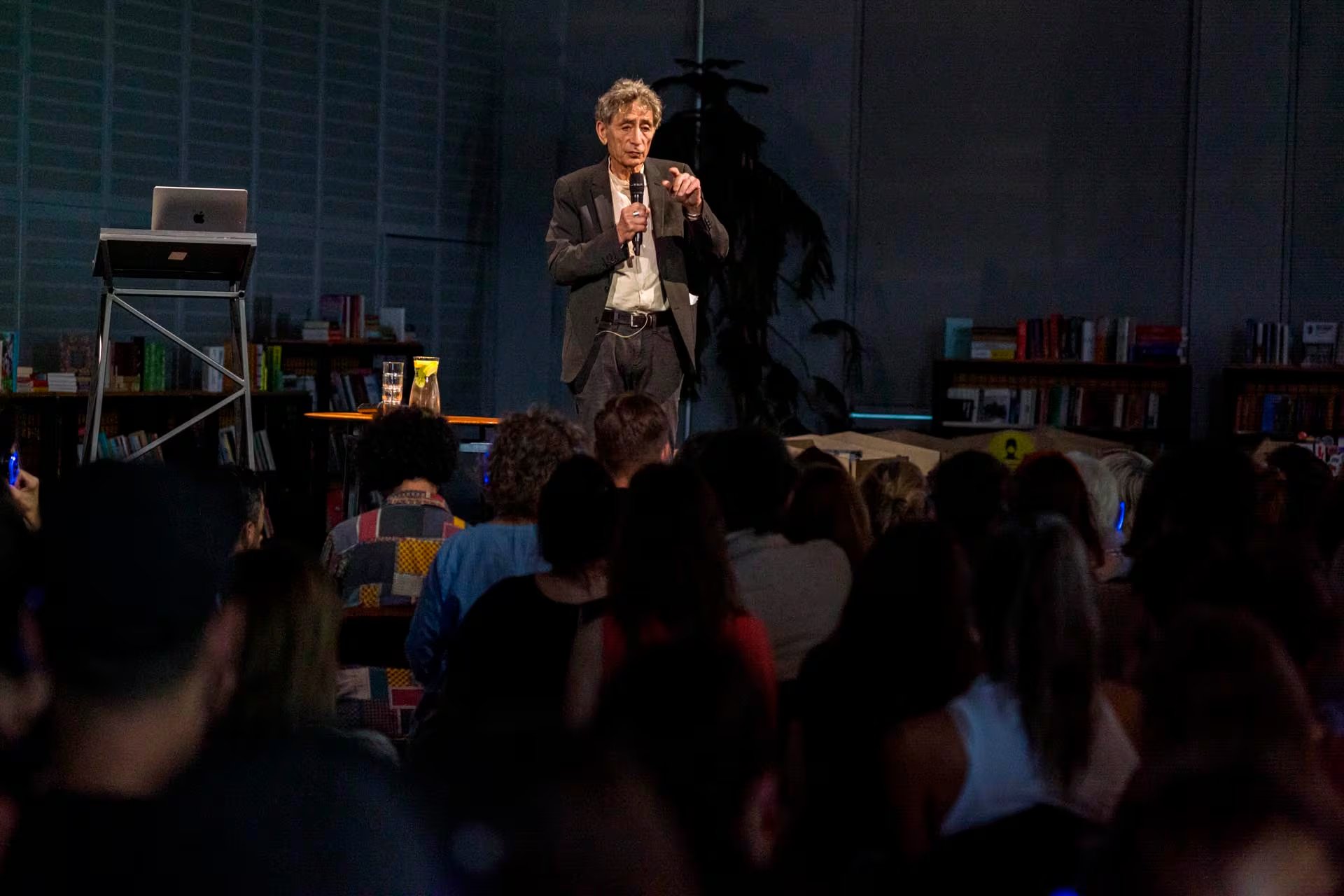 El autor húngaro-canadiense de bestsellers indaga en las raíces profundas de las conductas autodestructivas, promoviendo un cambio de paradigma en la comprensión de las adicciones y el sufrimiento emocional (Grosby)