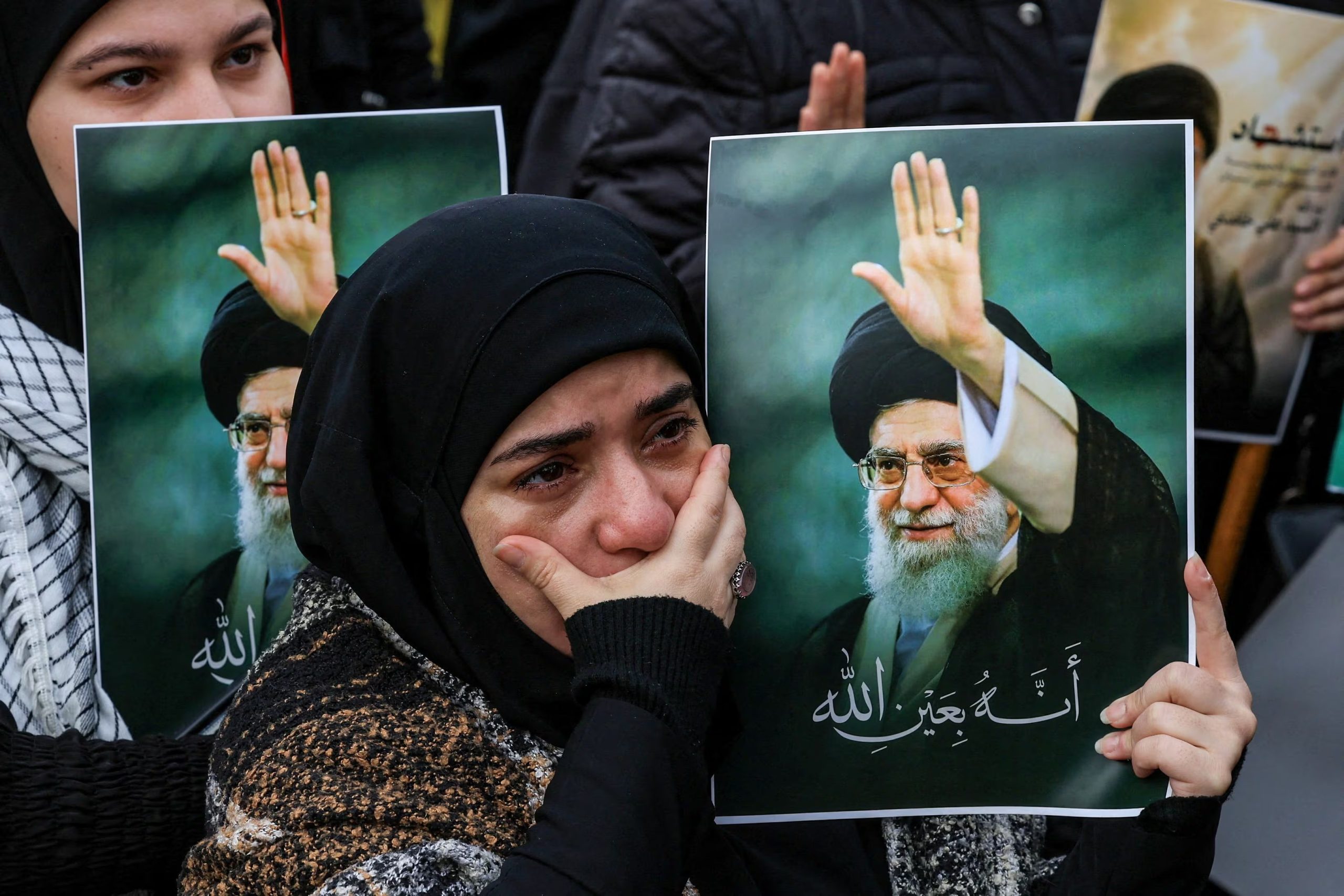 Una mujer reacciona mientras sostiene una pancarta con una imagen del difunto líder supremo iraní, el ayatollah Ali Khamenei, en una concentración en solidaridad con Irán tras los ataques estadounidenses e israelíes 2026 (REUTERS/Mohamed Azakir)