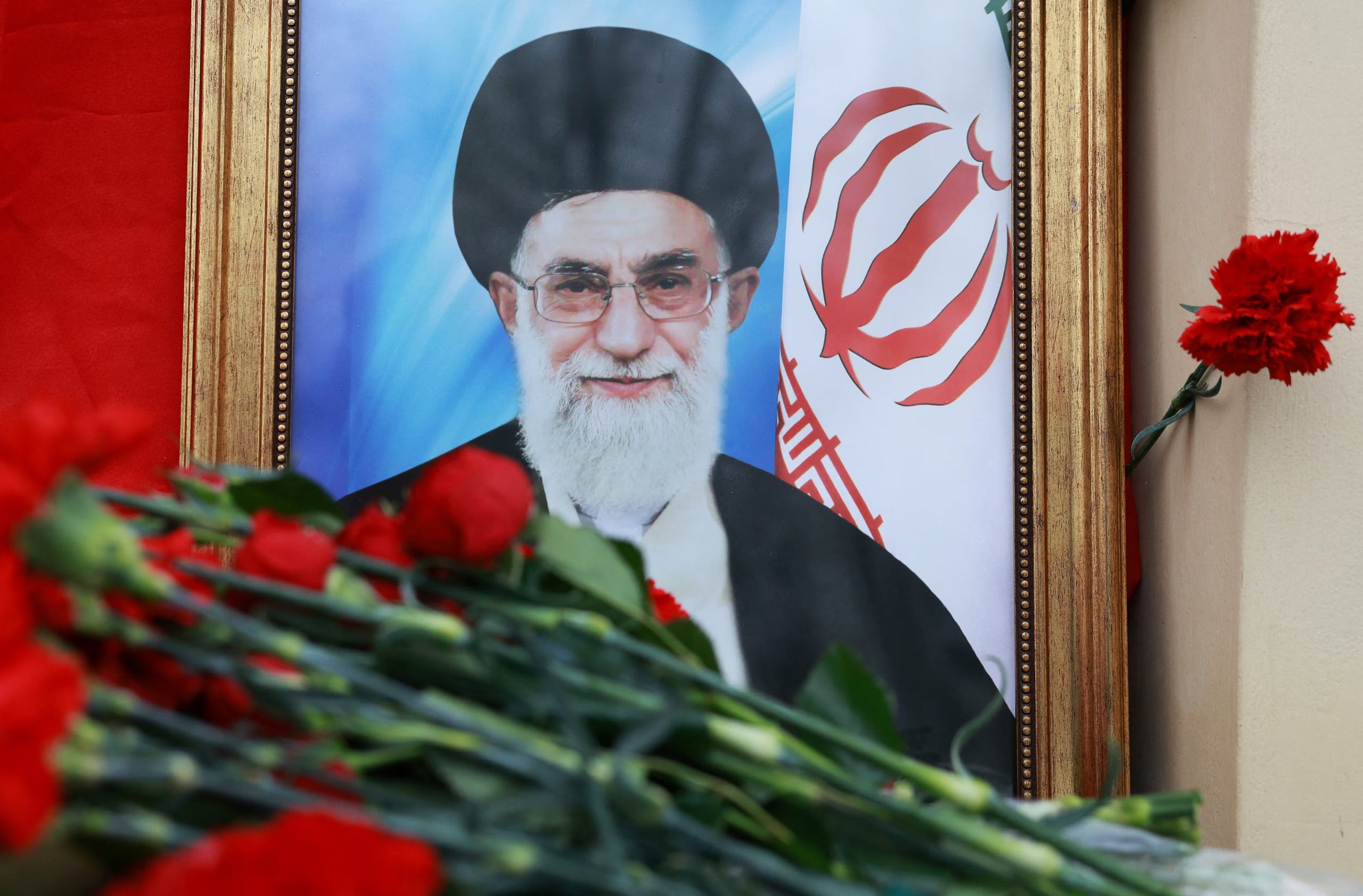 Un retrato de Ali Khamenei rodeado de flores, frente a la Embajada de Irán en Moscú, tras su muerte en los bombardeos (REUTERS/Ramil Sitdikov)