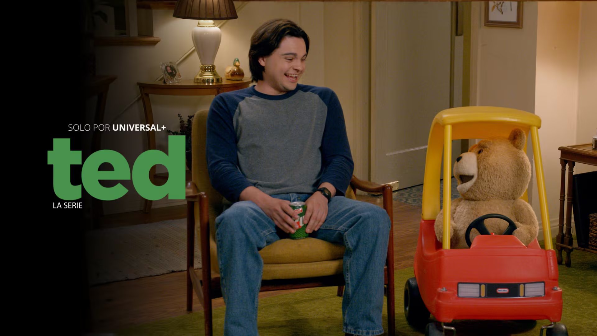 La serie Ted combina sátira social y cultura popular de los 90 para abordar temas actuales con perspectiva atemporal (Universal+)