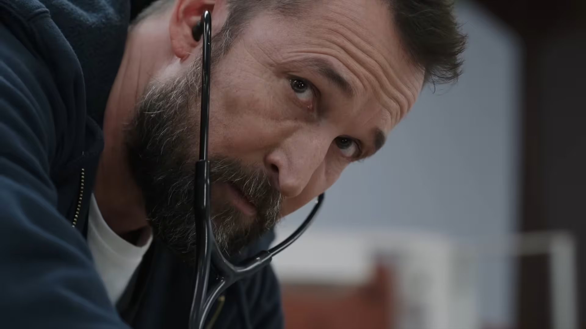 El protagonista de la serie The Pitt el médico Michael 