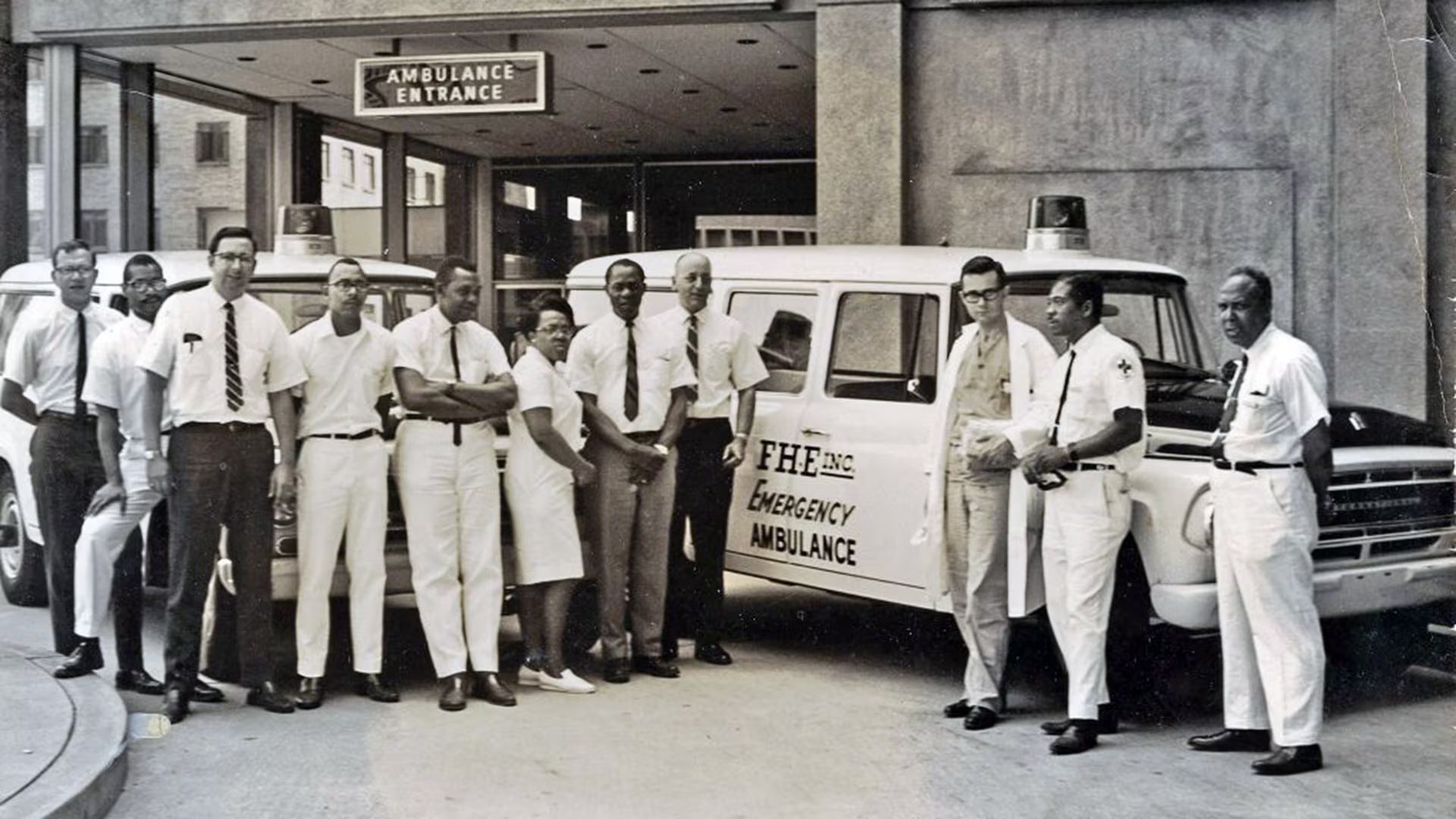 Junio de 1968. Integrantes del servicio de ambulancias Freedom House en la puerta del hospital Presbyterian University 