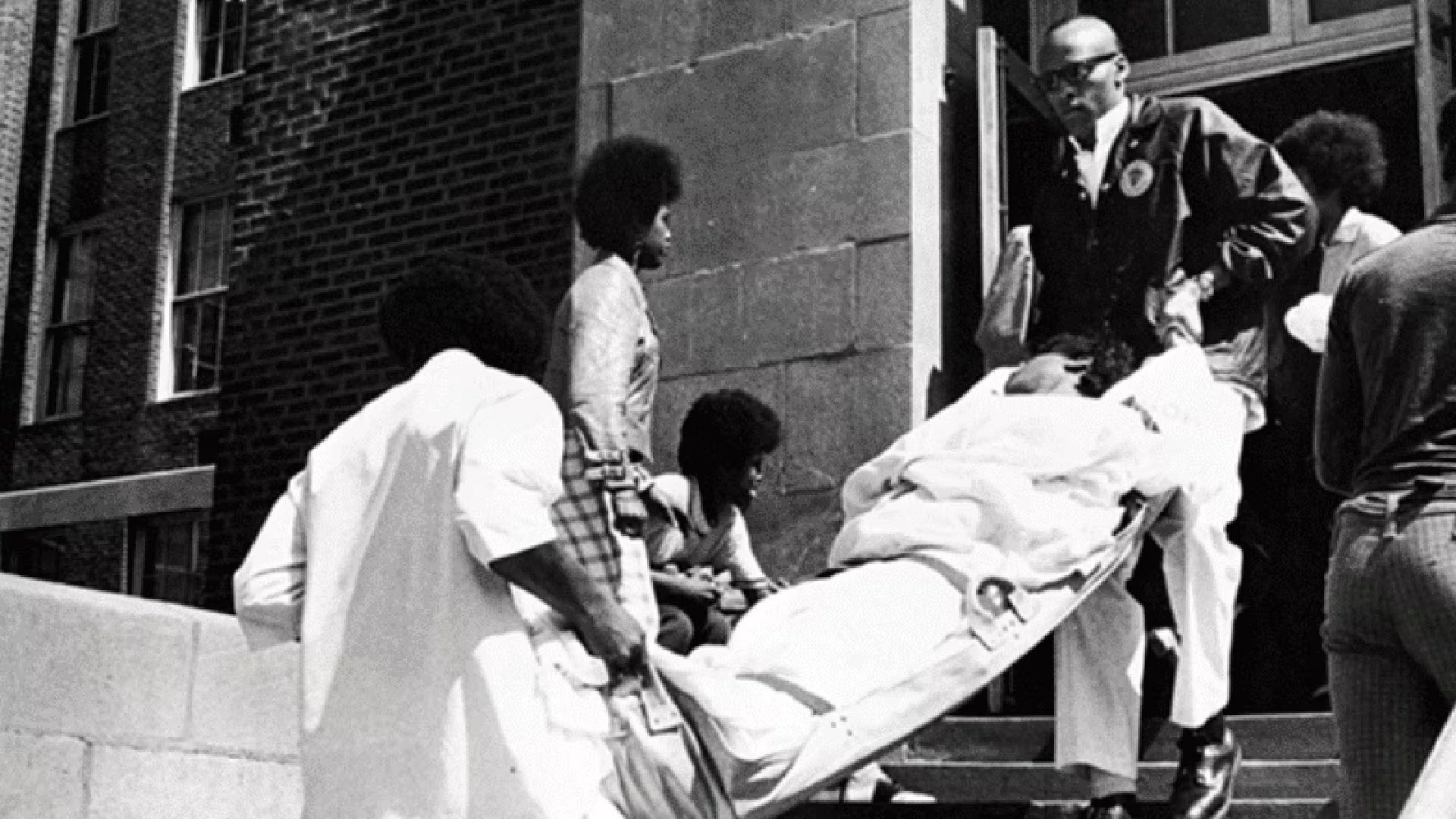 Ante el éxito del sistema Freedom House el municipio de la ciudad se lo quedó y cambió las reglas de ingreso