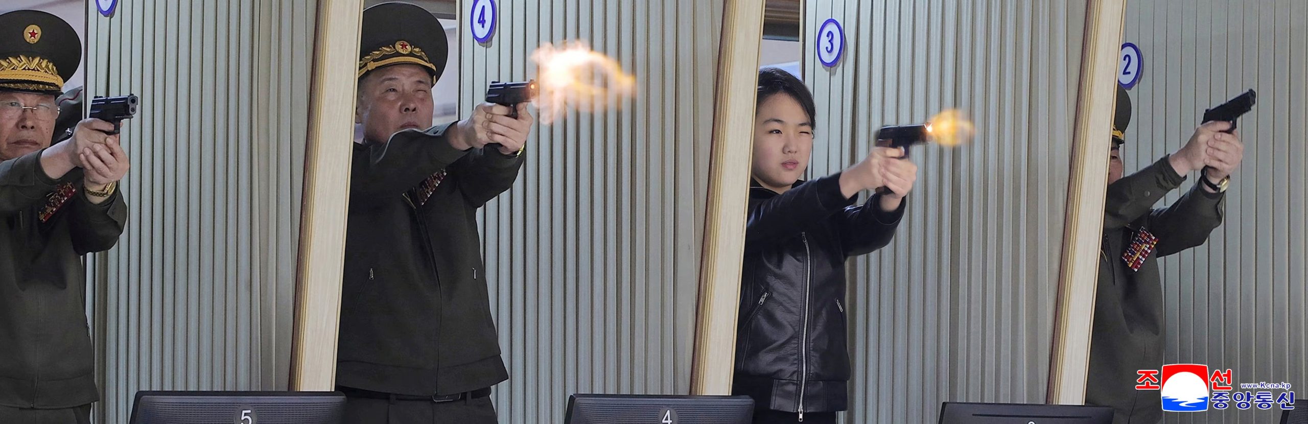 Kim Ju-ae, hija del dictador norcoreano Kim Jong-un, sostiene una pistola mientras ella y su padre visitan una fábrica de municiones en Pyongyang, Corea del Norte (KNCA vía REUTERS)