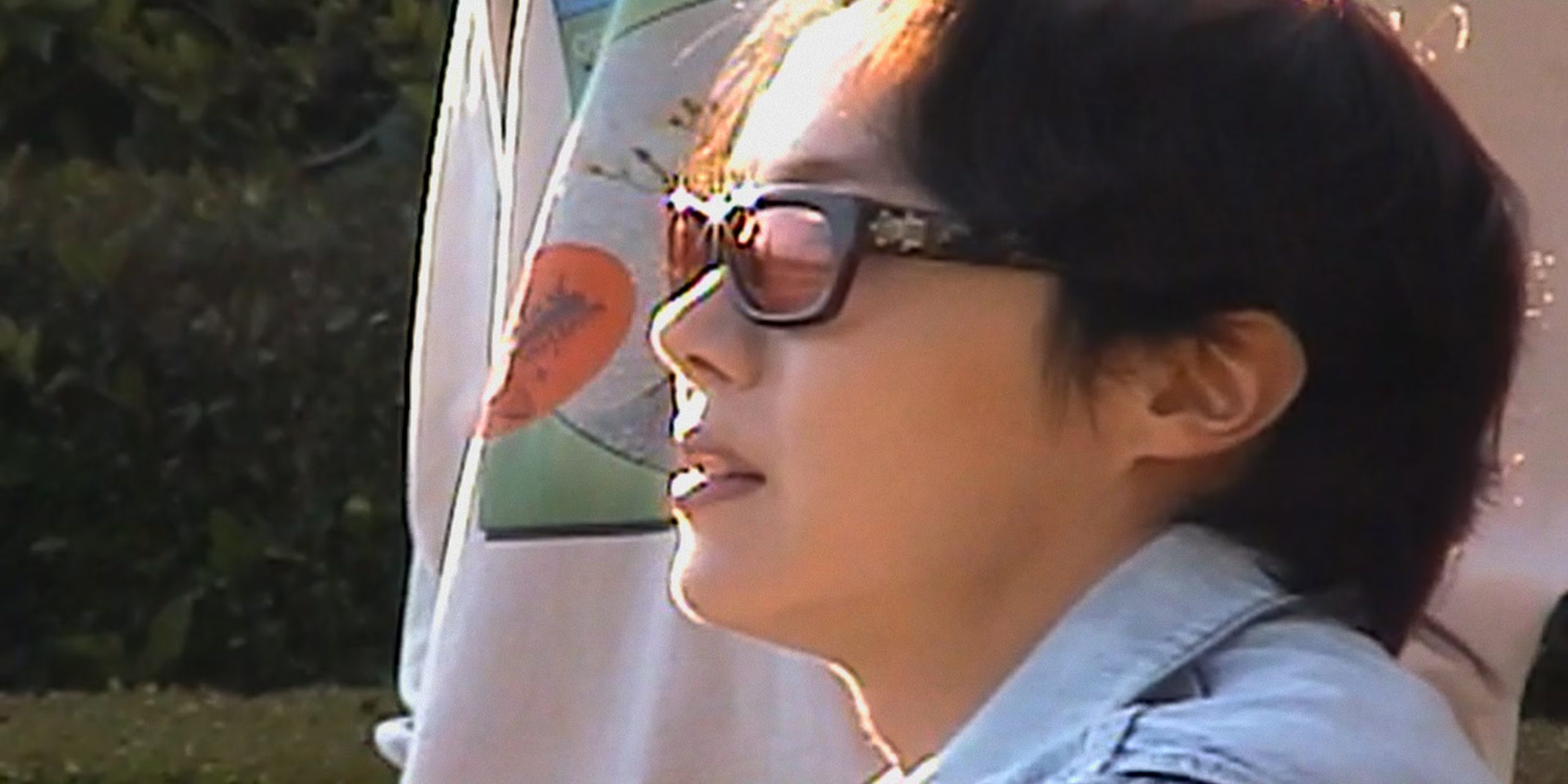 J-Hope de BTS, uno de los miembros más influyentes del grupo, se muestra reflexivo con gafas de sol tras el anuncio de 'BTS: The Return'. (netflix)