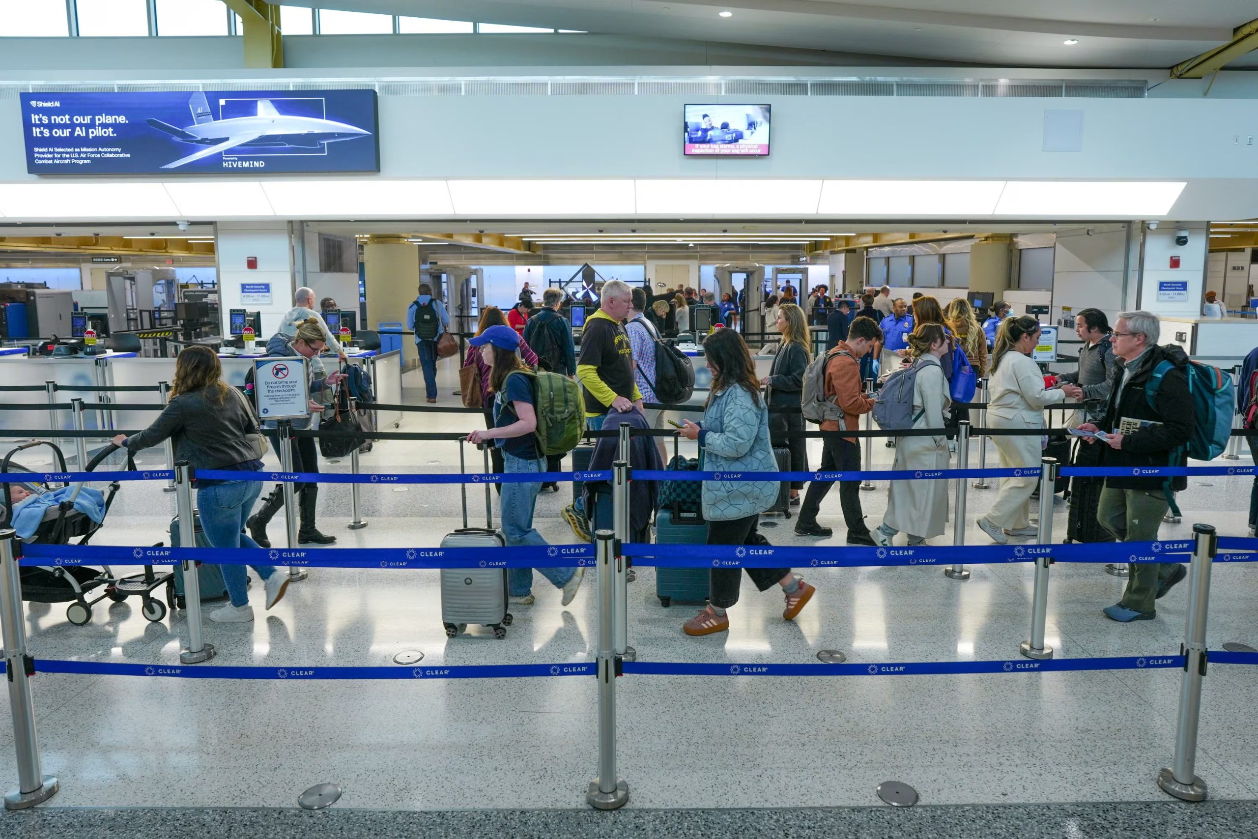 Los sindicatos de la TSA advierten sobre riesgos en la seguridad aeroportuaria y la imagen internacional del sistema estadounidense por la crisis actual. (REUTERS/Aaron Schwartz)
