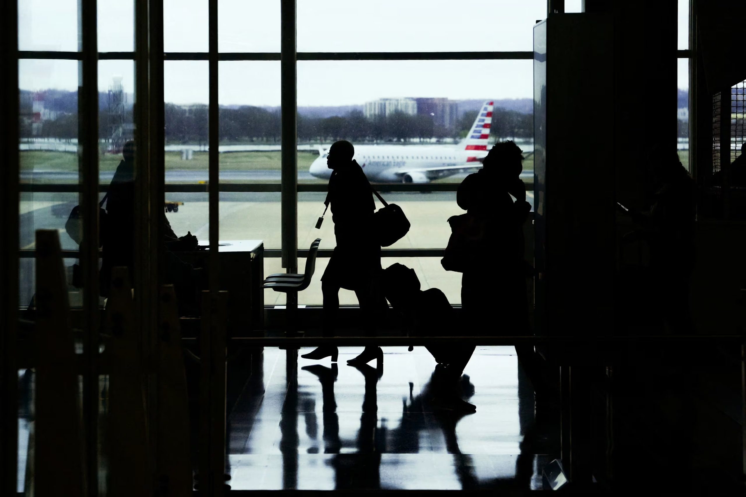 El ausentismo y las renuncias entre trabajadores de la TSA afectan la operatividad en los principales aeropuertos estadounidenses. (REUTERS/Aaron Schwartz)