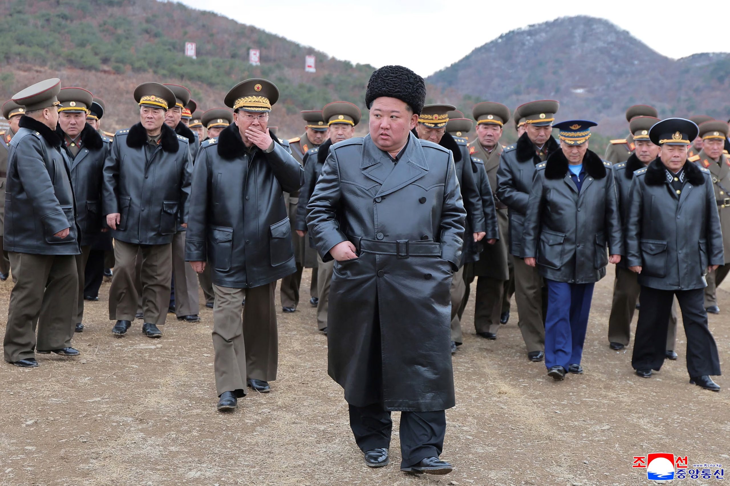 El líder norcoreano Kim Jong-un en un concurso de tiro del Ejército Popular de Corea en Pyongyang. El régimen usa operaciones cibernéticas para financiar sus programas militares con divisas obtenidas en Occidente. (KCNA vía REUTERS)