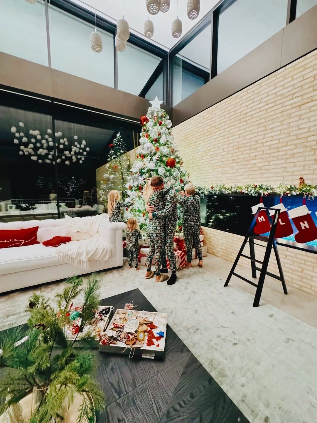 La pareja tiene cuatro hijos: Noah, Elias, Vida y Cielo 