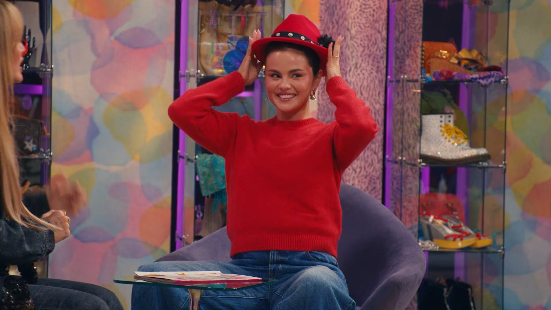 Miley Cyrus sorprende a Selena Gomez con el icónico sombrero rojo de Mikayla durante su reencuentro en el especial. (Disney Plus)