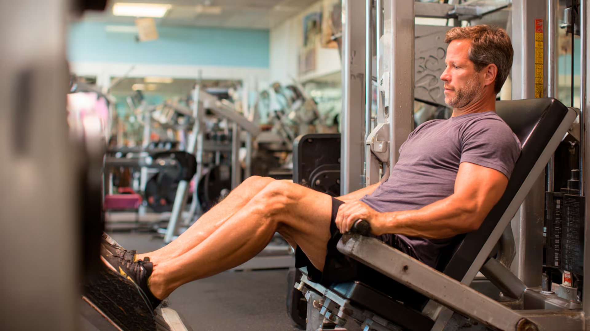 Expertos recomiendan ejercicios de fuerza y movilidad para piernas que ayudan a proteger las articulaciones y prevenir lesiones musculoesqueléticas durante la actividad física (Imagen Ilustrativa Infobae)