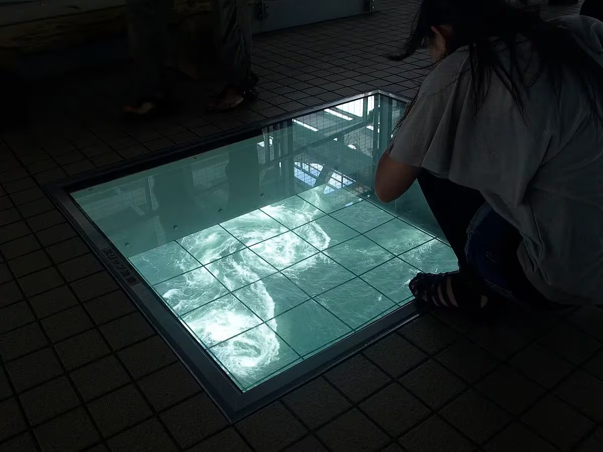 Los remolinos desde el centro de observación de Uzu-no-Michi (Wikimedia Commons)