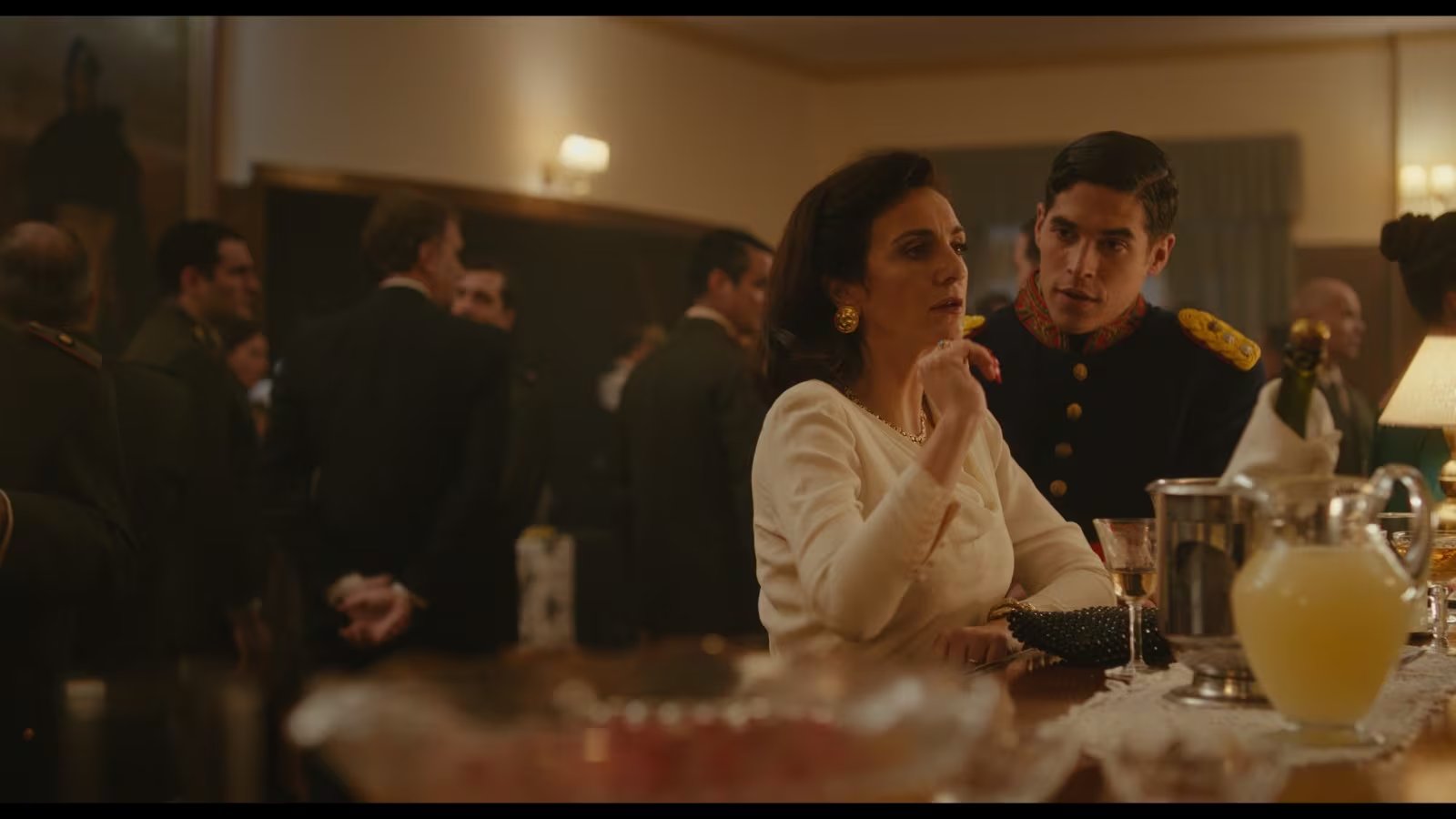 El equipo de 'Yiya' recreó la Argentina de los años 70 utilizando siete locaciones, destacándose la adaptación de una iglesia de Parque Chas como base operativa. (Flow)