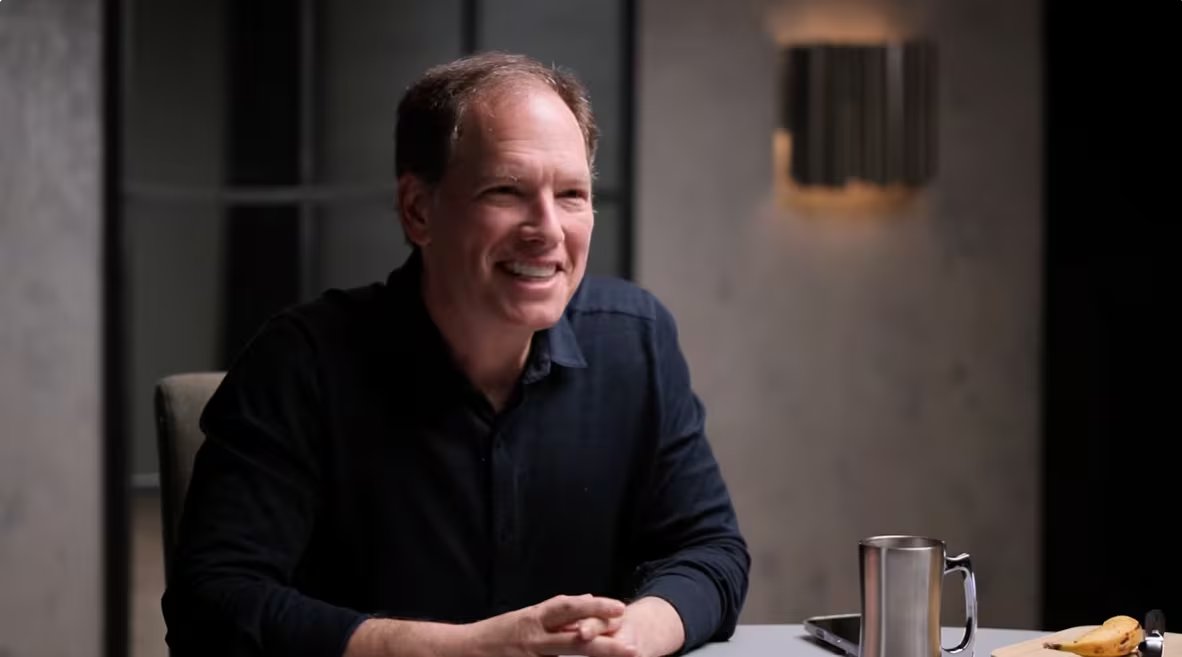 El doctor Michael Breus es referente internacional en medicina del sueño y psicología clínica (Captura YouTube: The Diary Of A CEO y Sleep Doctor)