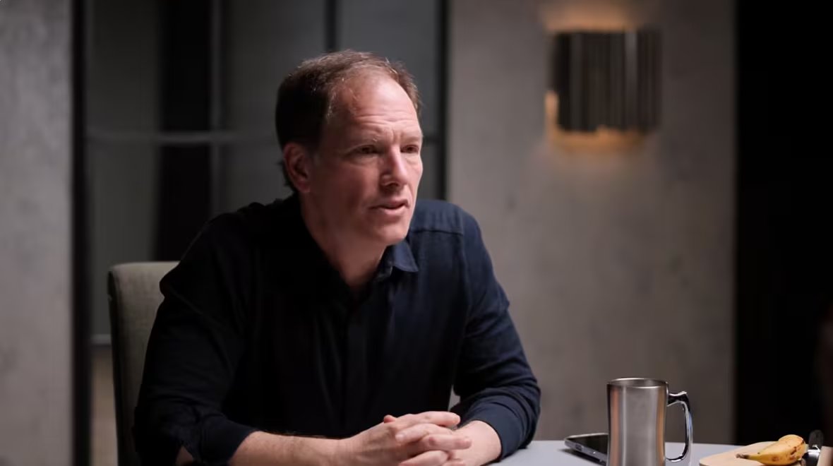 Adaptar horarios a los ritmos biológicos puede fortalecer relaciones y productividad (Captura YouTube: The Diary Of A CEO y Sleep Doctor)