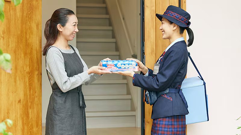 La labor de las Yakult Ladies, encargadas de repartir probióticos, representa un soporte emocional esencial para miles de adultos mayores aislados en Japón
Crédito: Yakult Honsha
