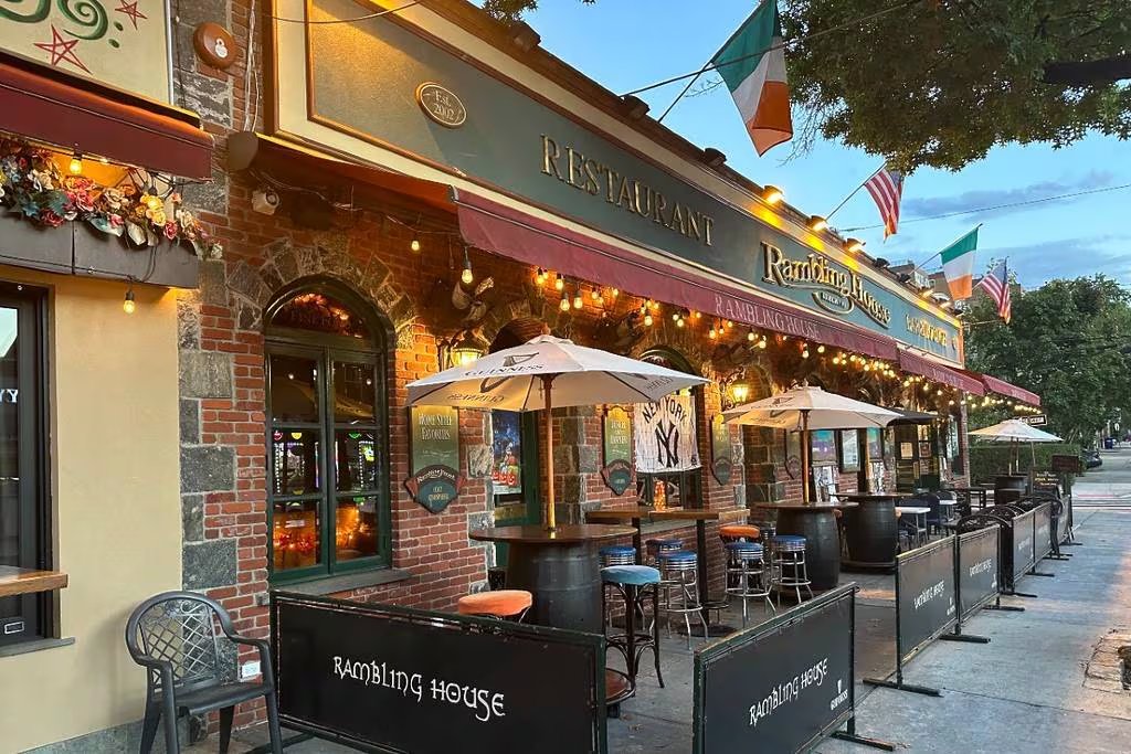 Woodlawn, históricamente refugio para inmigrantes y familias de origen irlandés, vio cómo la segunda y tercera generación mantiene lazos con Irlanda, al tiempo que recibe nuevos residentes atraídos por la cercanía a Manhattan. Foto: Secret NYC