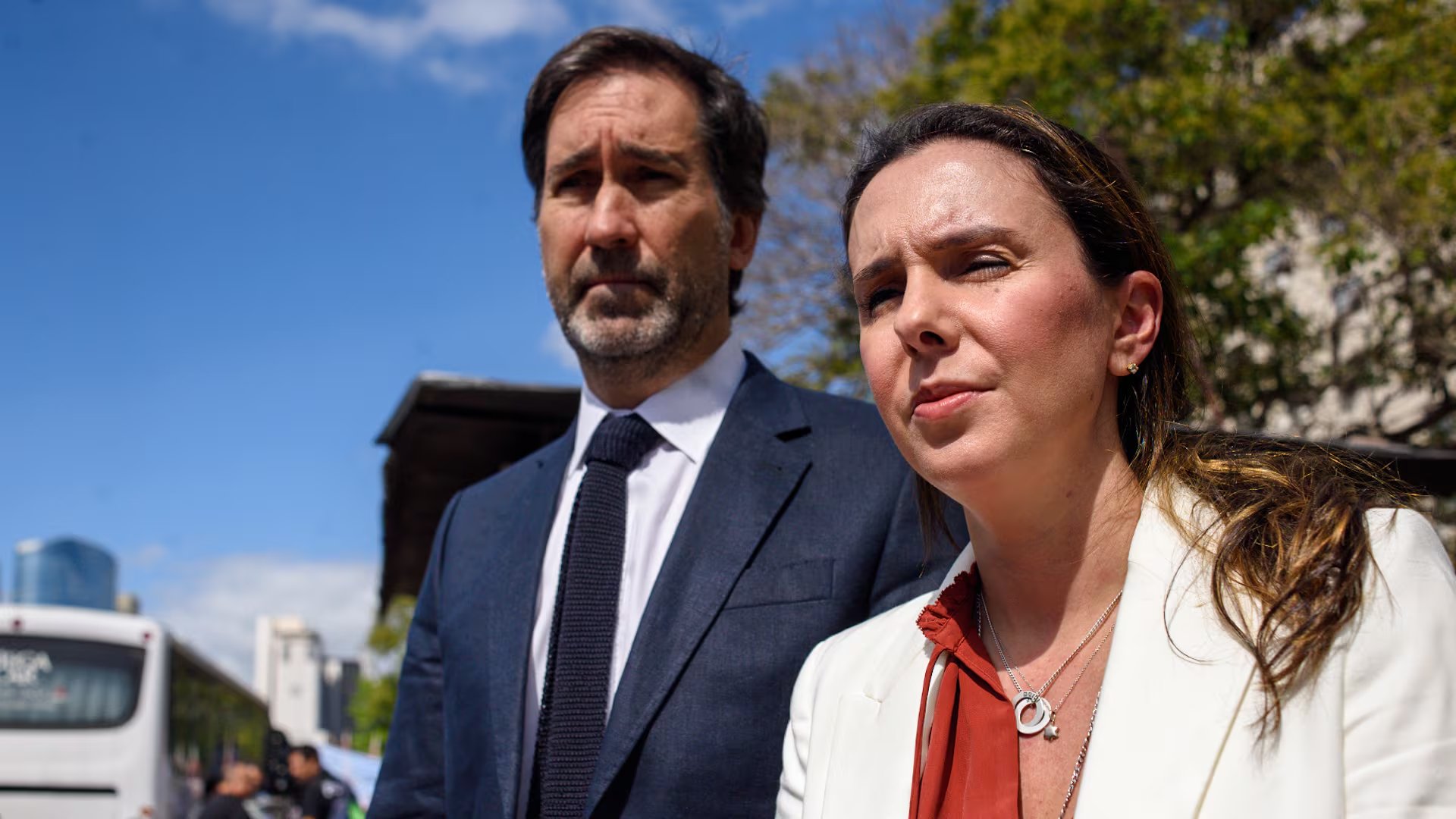 La dirigente venezolana Elisa Trotta junto al abogado Tomás Farini Duggan en Comodoro Py (Adrián Escándar)