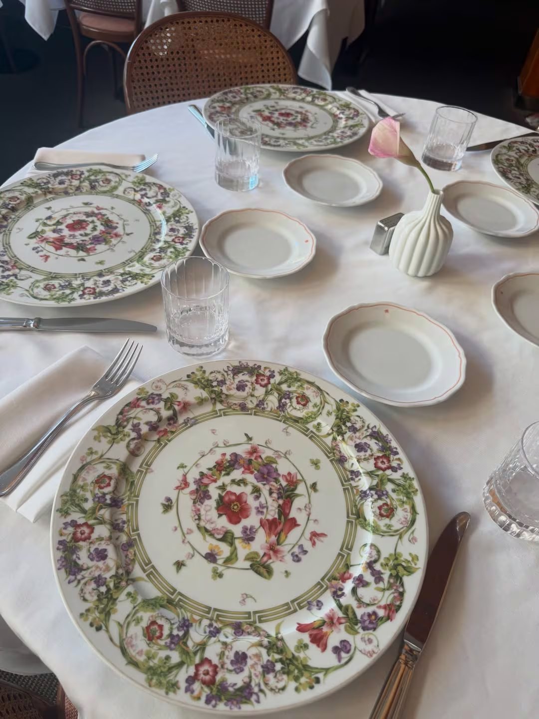 Un vistazo a la sofisticación de Pampita durante su viaje otoñal a Nueva York, donde la elegancia en los detalles, como este montaje de mesa, destaca su buen gusto