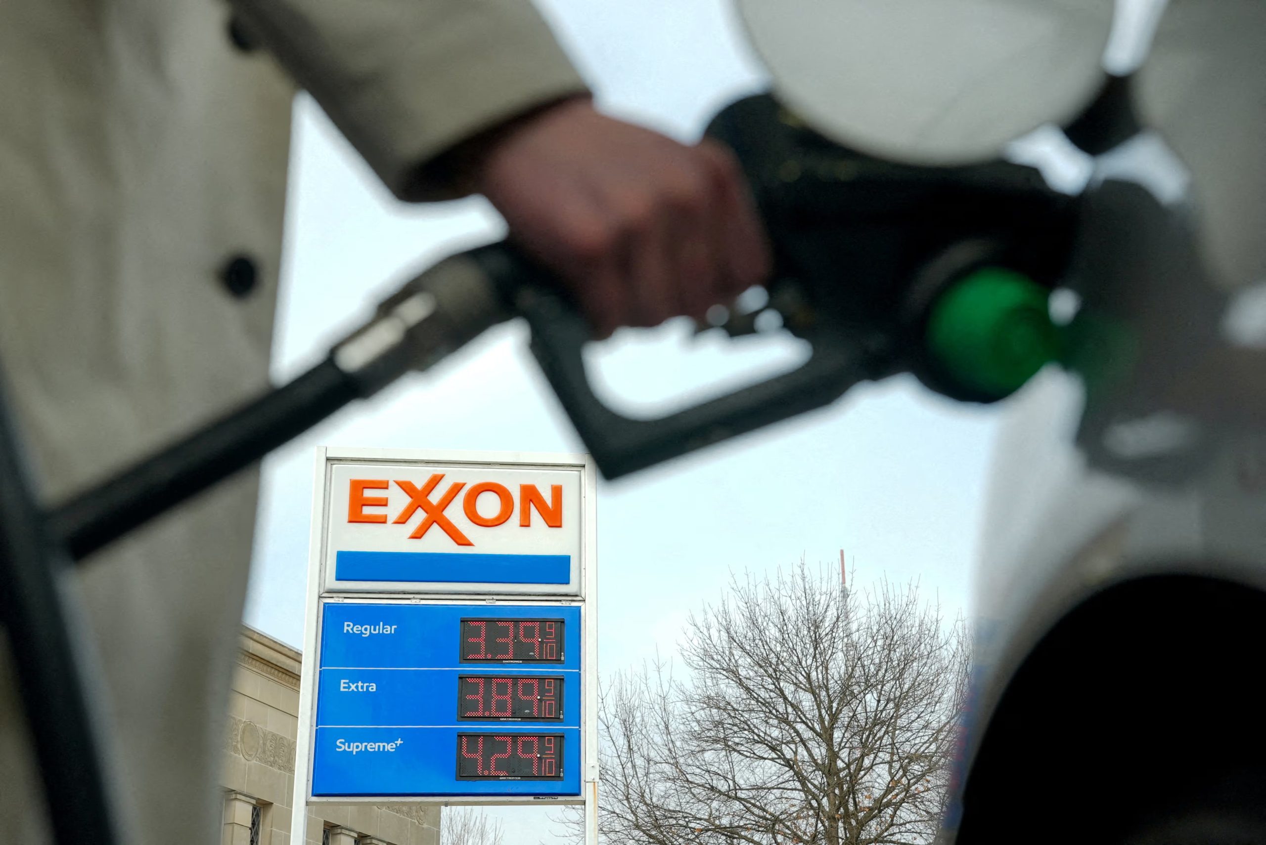 El conflicto entre Estados Unidos e Irán causa un alza de 20% en el precio de la gasolina y presiona el consumo energético estadounidense. (REUTERS/Ken Cedeno/File Photo)