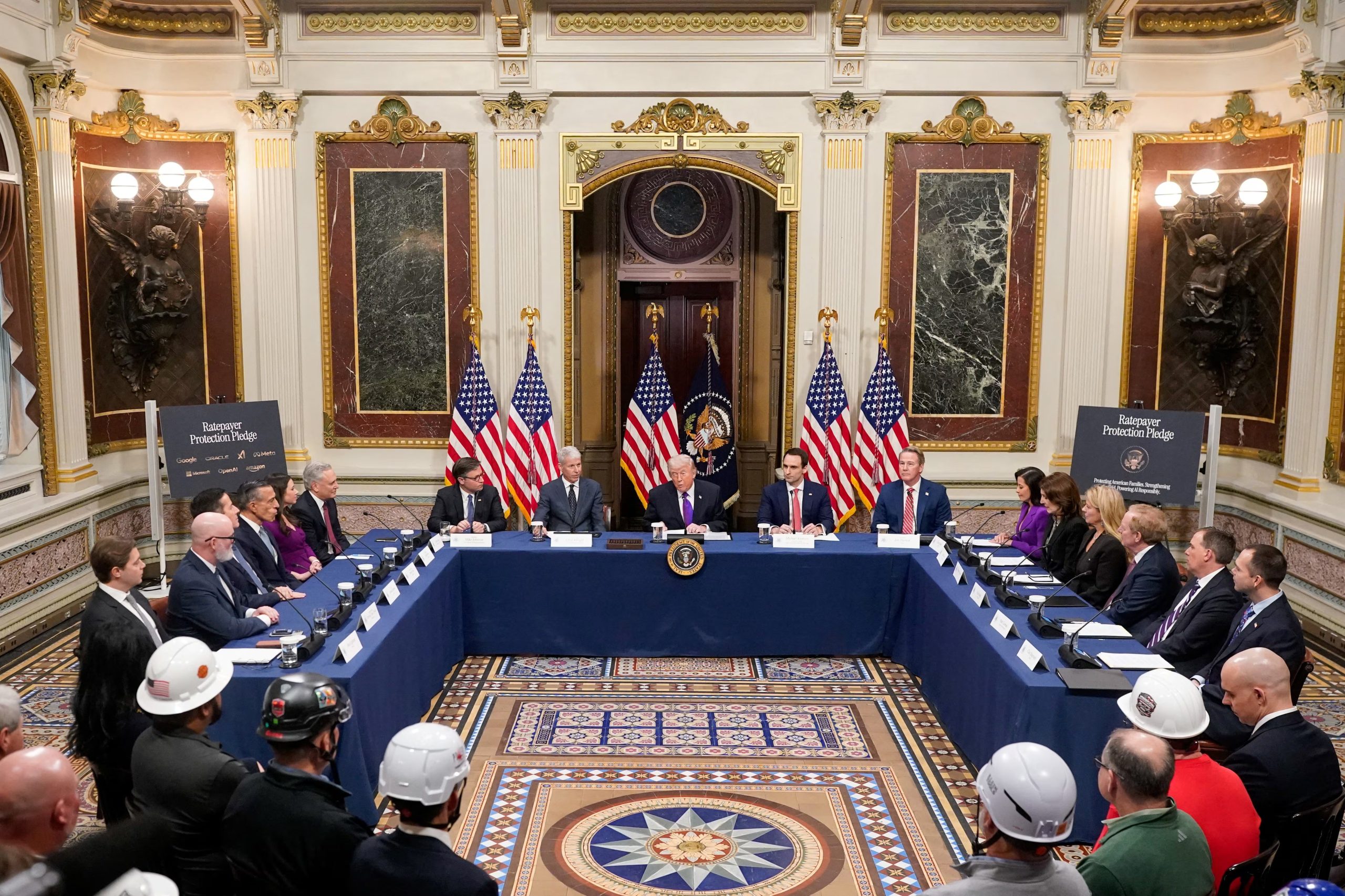 Representantes de las principales tecnológicas participaron de una mesa en la Casa Blanca para formalizar un compromiso que busca contener el efecto de los centros de datos sobre las tarifas de energía (REUTERS/Nathan Howard)