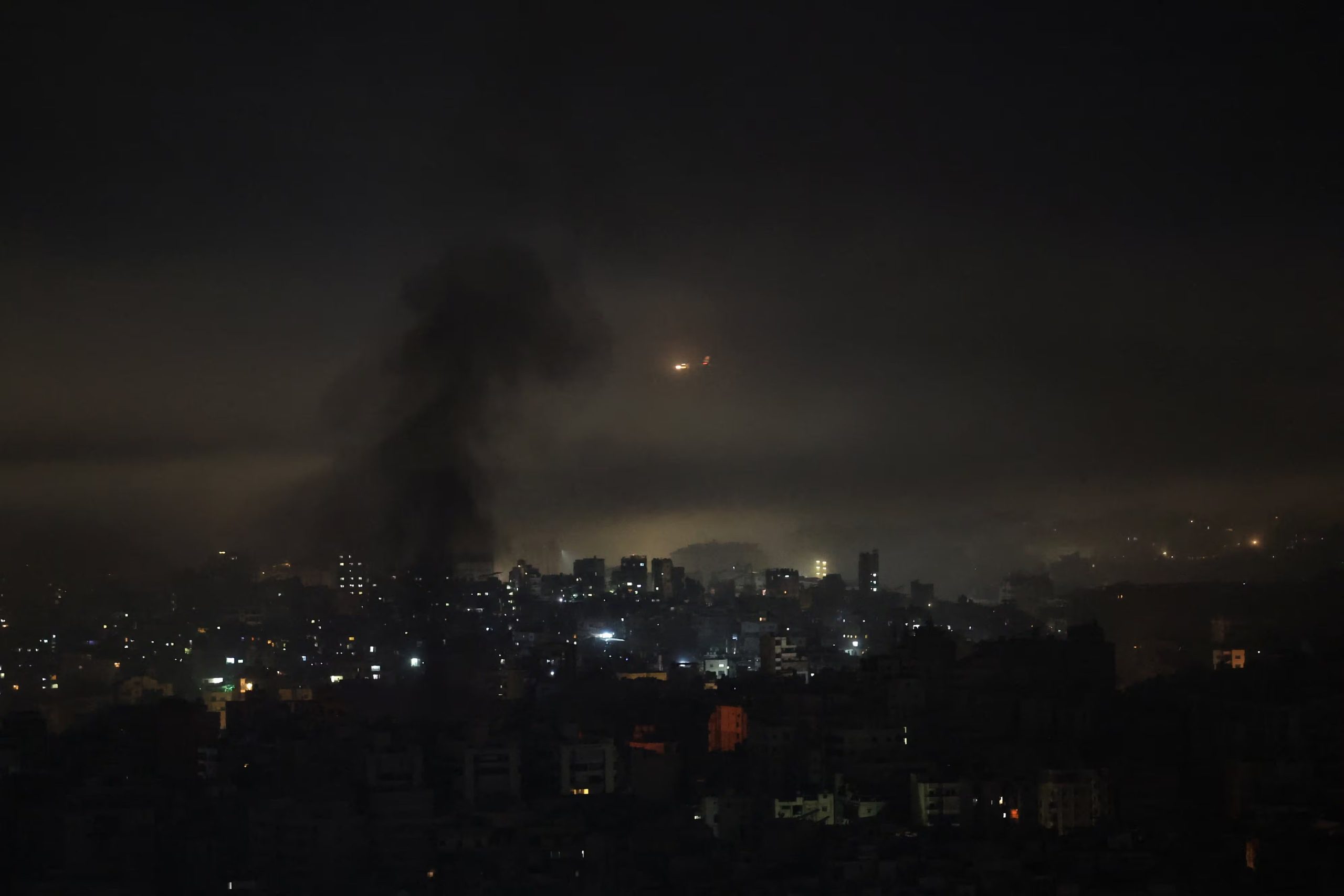 Se eleva humo tras los ataques israelíes en los suburbios del sur de Beirut, luego de una escalada de tensiones entre Hezbollah e Israel en el marco del conflicto entre Estados Unidos e Israel con Irán, Líbano, 11 de marzo de 2026. REUTERS/Mohamed Azakir