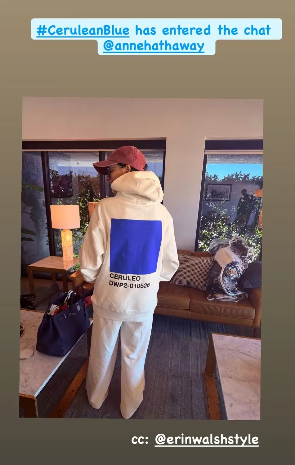 El look de Anne Hathaway recupera el icónico tono cerúleo (Captura: Instagram)