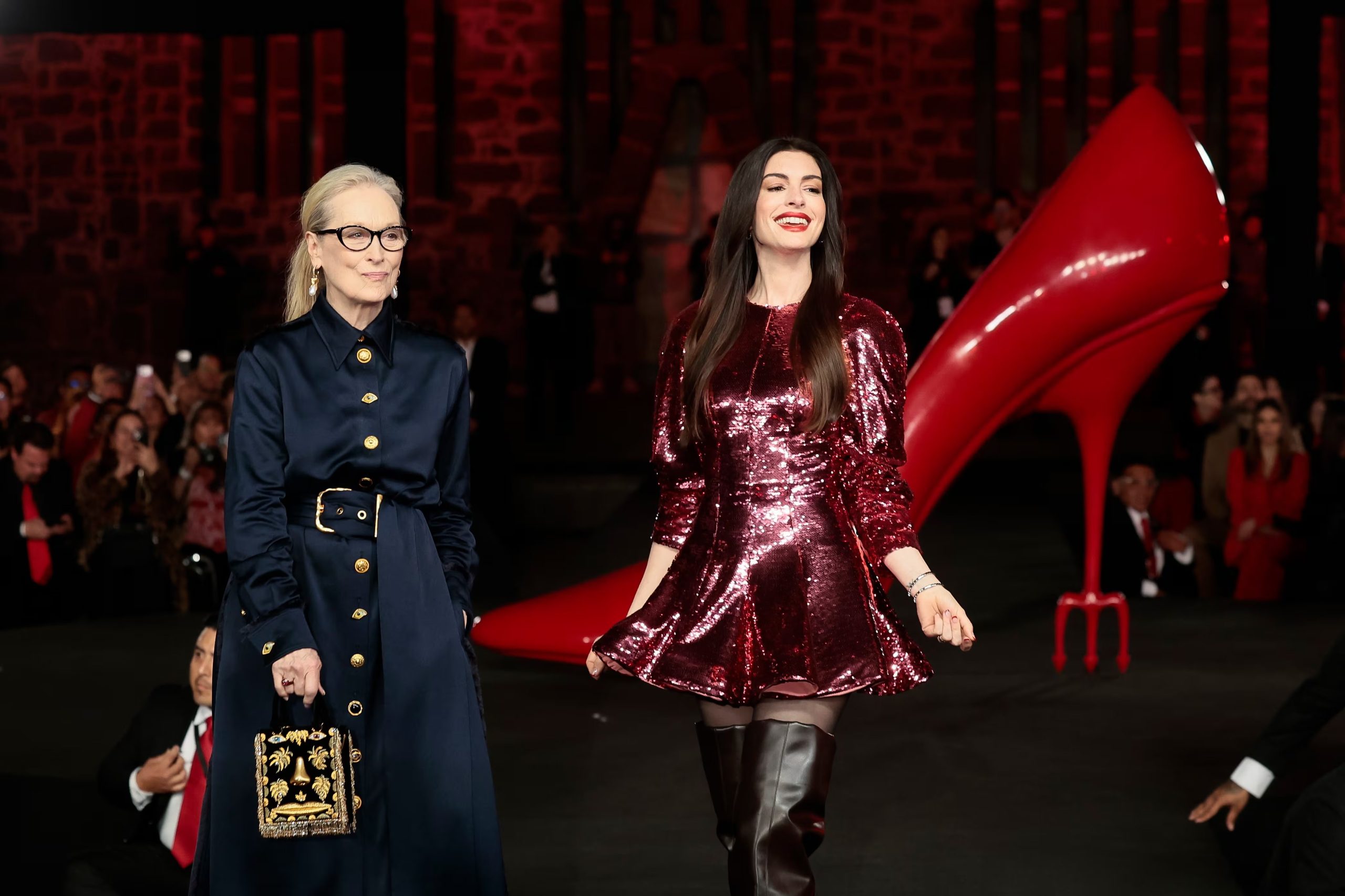 La actrices estadounidense Meryl Streep (i) y Anne Hathaway participan durante una pasarela de moda este lunes, en el Museo Anahuacalli de la Ciudad de México (México). EFE/José Méndez
