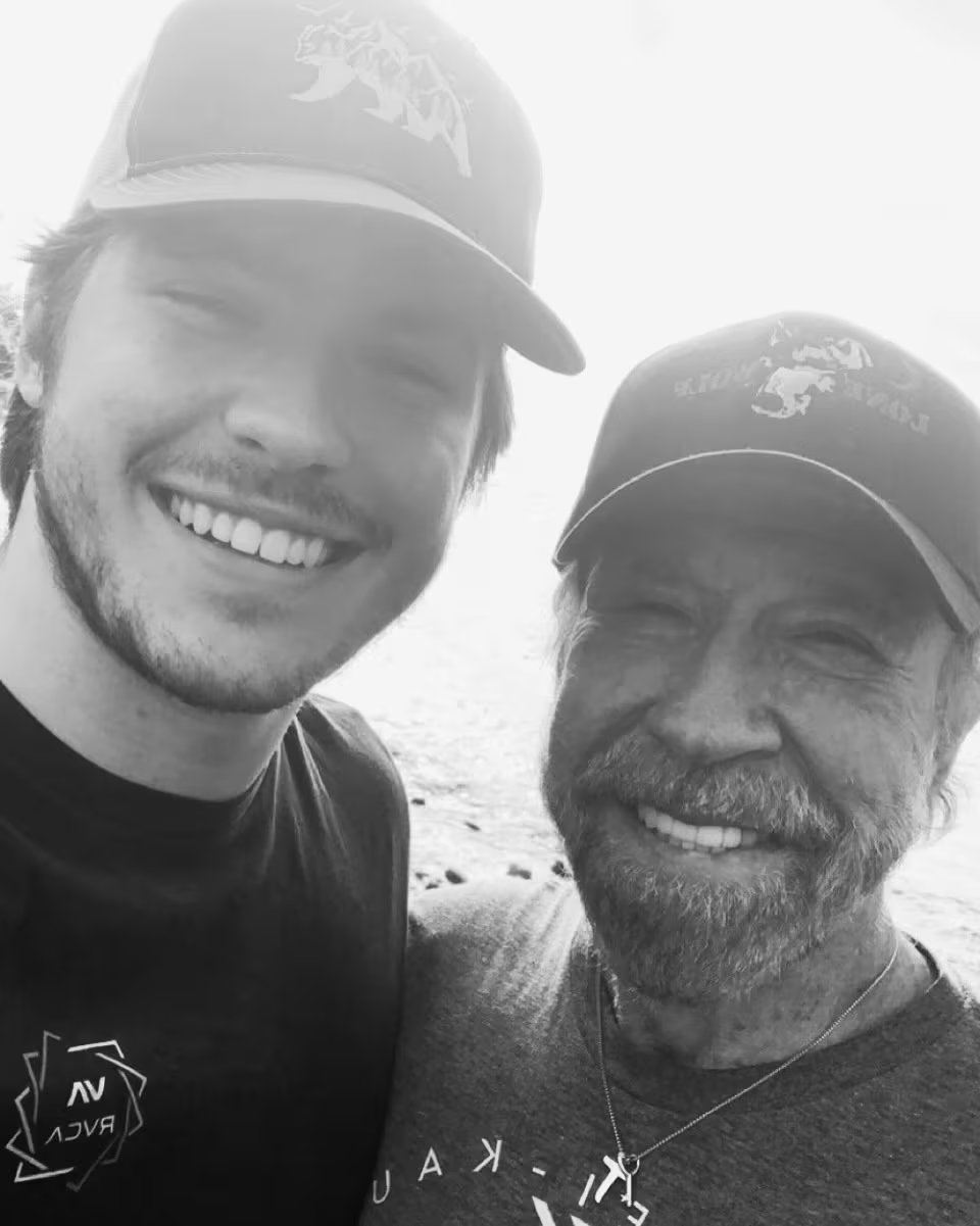 “Fue el mejor padre que pude tener”, escribió Dakota Norris en su despedida. (Capturas: Instagram/d.ak.ot.a)