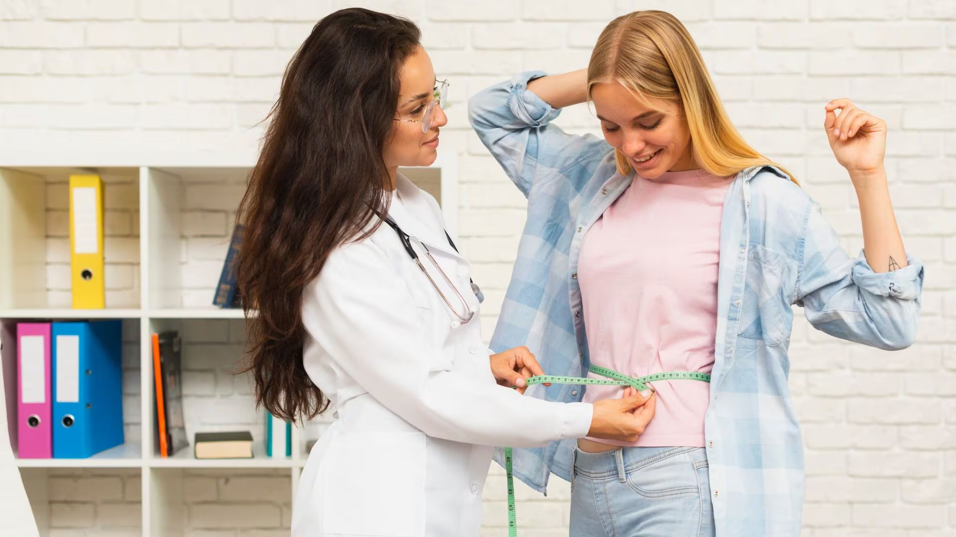 Especialistas recomiendan evaluar la salud considerando hábitos de vida, actividad física, alimentación y antecedentes familiares, más allá del valor numérico del IMC (crédito Freepik)