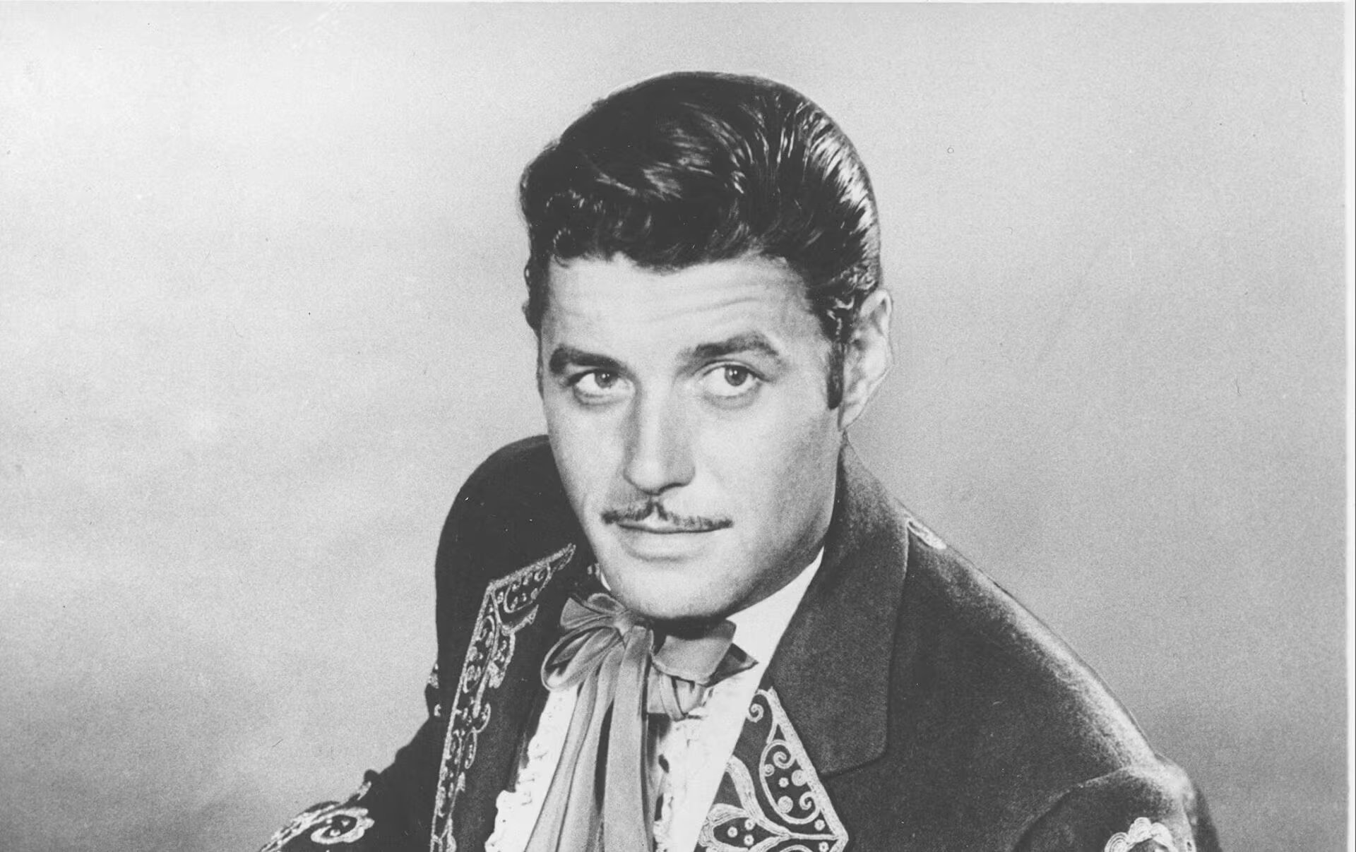 La icónica serie protagonizada por Guy Williams se estrenó en 1957. En Argentina todavía brilla en televisión