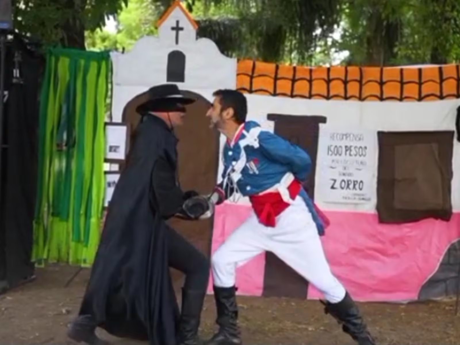 En las presentaciones, El Zorro se enfrenta a Monasterio, su histórico rival. Giannotti construyó un show que dura 50 minutos